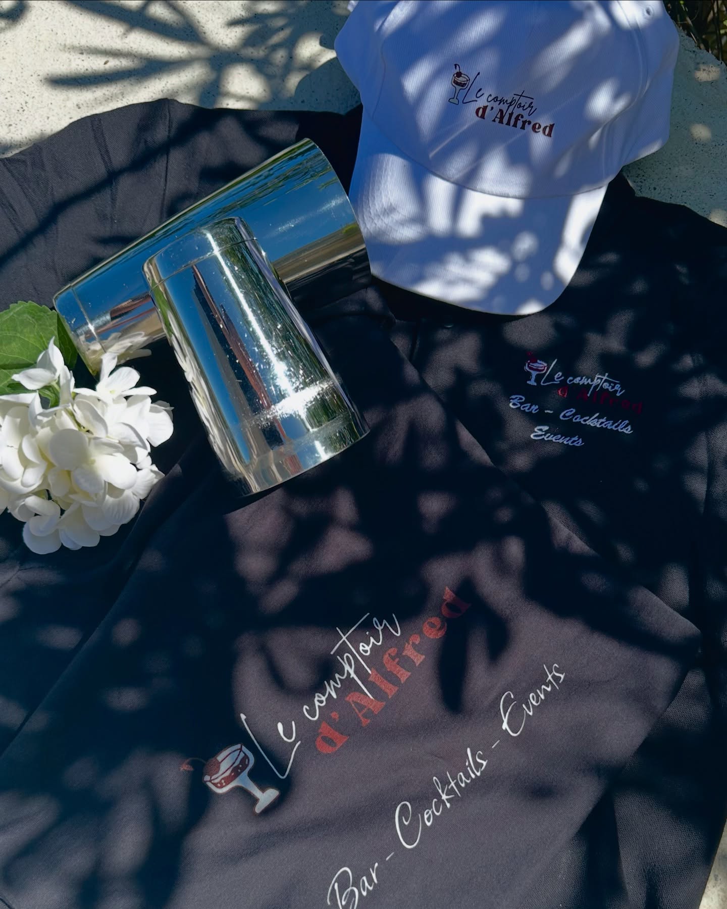 Un style sobre, pro et raffiné pour représenter l’esprit de la maison :
Bar – Cocktails – Events
Prêt à shaker partout avec élégance