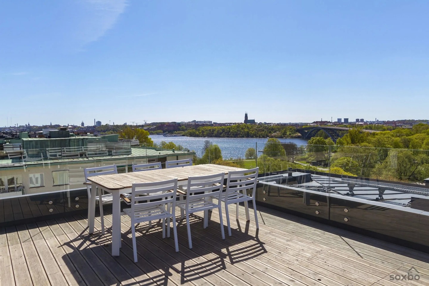 UTHYRNING
Norr MĂ€larstrand, Kungsholmen
3â4 sovrum | Balkong i söderlĂ€ge | Utsikt över RiddarfjĂ€rden
Drömboende med oslagbar utsikt! Denna ljusa hörnlÀgenhet bjuder pÄ ett rymligt vardagsrum med öppen spis och stora fönster mot RiddarfjÀrden, Södermalm och RÄlambshovsparken. HÀr finns ett hÀrligt kök, separat matsal (som enkelt kan bli ett extra sovrum), samt ett stort badrum och gÀsttoalett.
#kungsholmen #norrmÀlarstrand #uthyrning #radhuset #radhusettbana #riddarfjÀrden #stockholmsbostad #drömhem #lÀgenhet #mÀlarpaviljongen #radhuset