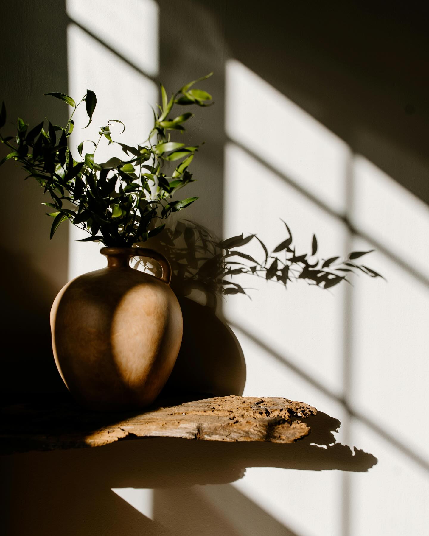 Unveils the mystery of the shadow, which is none other than the very essence of beauty.
“… La sombra contiene tanto nuestras partes oscuras como
nuestras partes llenas de luz. Reconociendo ambos aspectos, podemos comprometernos con la propia integridad y evolucionar.
Al aceptar la sombra, también aceptamos la agradable sensación de aceptarnos a nosotros mismos sin juicios…”
El elogio de la sombra, Junichiro Tanizaki
#art #arte #artist #artwork #artisan #arteydecoracion #artdecor #interiordesign #interiors #design #movement #creativity #create #creatividad #creation #esculturacerámica #sculpeyclay