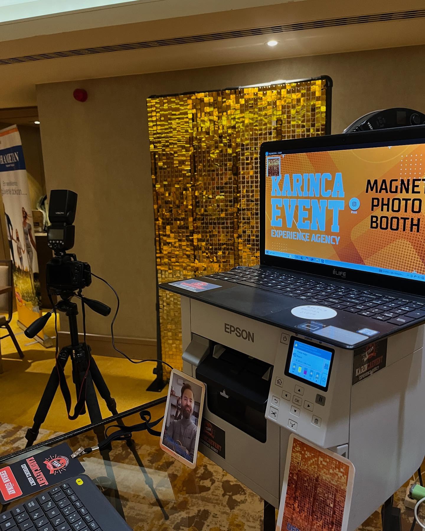 Kişiye Özel Magnet Deneyimi ile Etkinliklerde Unutulmaz Hatıralar!
Etkinliğinize gelen her ziyaretçiyi özel hissettirmek ister misiniz?
Yapay zeka destekli kişiselleştirilmiş magnet uygulamamız ile, ziyaretçilerinizi markanıza özel olarak hazırlanan bir arka plan (backdrop) önünde fotoğraflıyor, özel tasarlanmış dijital şablonlara yerleştiriyor ve anında baskı alarak magnet olarak hediye ediyoruz.
Bu sayede ziyaretçileriniz hem keyifli bir deneyim yaşarken, hem de uzun süre saklanacak bir hatıraya sahip oluyor. Magnetler, markanızın görünürlüğünü yıl boyu sürdürmenin etkili yollarından biri oluyor!
Öne Çıkan Avantajlar:
Kişiye Özel Hediyelik: Ziyaretçinin bireysel fotoğrafı, markaya özel şablonla birleşerek kişisel bir magnet haline gelir.
Görsel Marka Vurgusu: Magnet tasarımı markanızın logosu, renkleri ve kampanya mesajları ile bütünleşir.
Hızlı ve Etkili Üretim: Fotoğraf çekimi sonrası yazılım sayesinde otomatik yerleşimle dakikalar içinde baskıya hazır hale gelir.
Kalıcı ve Göz Önünde: Buzdolapları, panolar gibi günlük yaşam alanlarında sergilenir, markanızı sürekli hatırlatır.
Eğlenceli Etkileşim: Ziyaretçiler hem fotoğraf anını paylaşır, hem de etkinliğinizde etkileşimi artırır.
Nasıl Çalışır?
Ziyaretçi, etkinlik alanında markaya özel hazırlanmış backdrop önüne geçer.
Personelimiz, profesyonel ekipmanla ziyaretçinin fotoğrafını çeker.
Çekilen fotoğraf, markaya özel hazırlanan dijital şablona otomatik olarak yerleştirilir.
Sonrasında 10x15 cm ebatında magnet olarak baskıya alınır.
Kişiye özel magnet, birkaç dakika içinde ziyaretçiye hediye edilir.