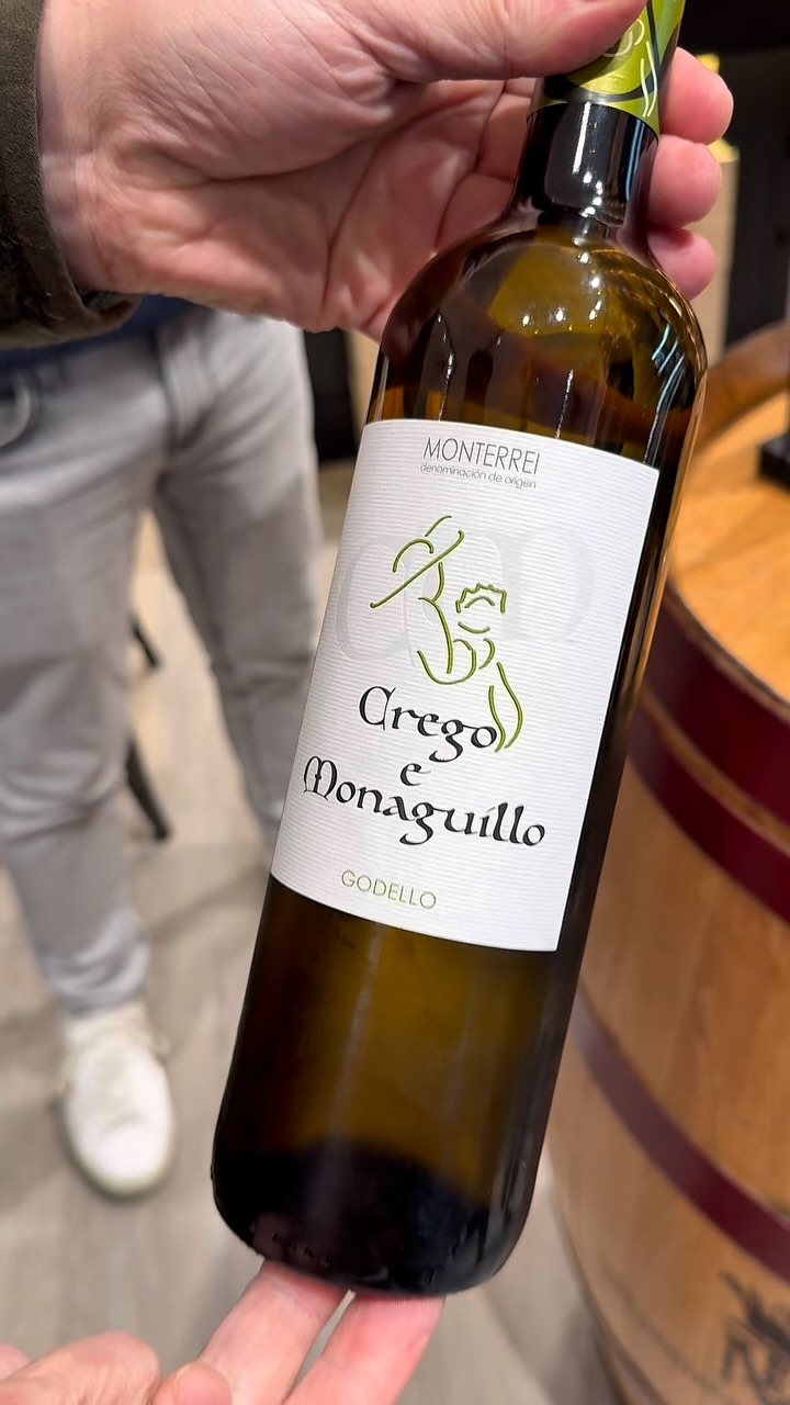 📍 Colmado Buenamor en C/ de Padilla 35! @colmadobuenamor 🍷🍇🍾
Una joya en el Barrio Salamanca en la que poder disfrutar de nuestros vinos y que os aconseje el maestro @javiergila , un auténtico lujo para los amantes del vino! 🍷 #colmadobuenamor @crego_e_monaguillo @zuazogaston