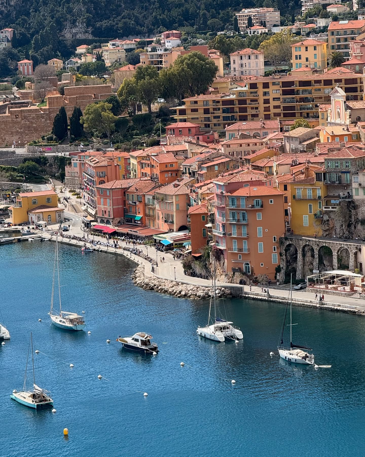Investir à Villefranche-sur-Mer?📊
Villefranche-sur-Mer, joyau de la Côte d’Azur niché entre Nice et Monaco, séduit par son charme authentique, ses ruelles pittoresques et sa baie spectaculaire. C’est une destination prisée tant pour les résidences secondaires que pour les investissements locatifs.
Marché immobilier au 1er trimestre 2025 :
Prix moyen au m² :
• Appartements : environ 9 575 €
• Maisons : environ 12 544 € 
Loyers mensuels moyens :
• Appartements : 17,8 €/m²
• Maisons : 19,4 €/m²
Rentabilité locative brute :
• Studios : jusqu’à 8,37 %
• Appartements 4 pièces : environ 3,89 %
Avec une augmentation des prix de l’immobilier de plus de 20 % depuis 2020, Villefranche-sur-Mer représente une opportunité d’investissement solide, alliant rentabilité locative et valorisation patrimoniale.
Notre agence vous accompagne pour trouver le bien parfaitement adapté à vos projets.📲Contactez-nous dès maintenant.

#immobilier #immobiliercotedazur #immobilierfrance #immobilierdeluxe #immobiliernice #agentimmobilier #niceislove #niceisamazing #nice06 #cotedazurfrance #cotedazurofficial #cotedazurlife #nicefrance #realestate #realestatecotedazur #realestatefrance #realestatefrenchriviera #realestateagent