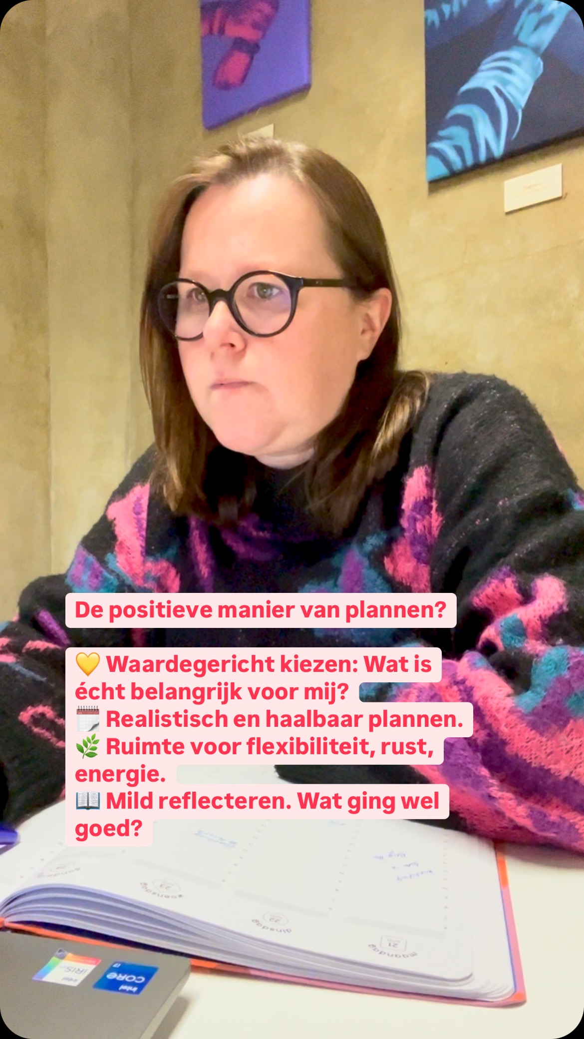 De klassieke manier van plannen?
🗓️ To do lijsten volproppen.
😤 Frustratie omdat je het niet afkrijgt.
😣 Teleurstelling want het lukte niet.
😦 Ontevreden terugblikken op je dag.
De positieve manier van plannen?
💛 Waardegericht kiezen: Wat is écht belangrijk voor mij?
🗓️ Realistisch en haalbaar plannen.
🌿 Ruimte voor flexibiliteit, rust en energie.
👊🏼 Mild reflecteren op je dag. Wat ging wél goed?
Plannen is geen extra taak op je to do lijst… Het is een manier om beter voor jezelf te zorgen.
Ik werk momenteel aan een nieuw ebook rond plannen. Welke vraag wil jij daar graag in beantwoord zien? Laat het me hier weten.
#plannen #minderstress #positievepsychologie #stress #stresstips #burnout #burnoutpreventie #gelukkigzijn
