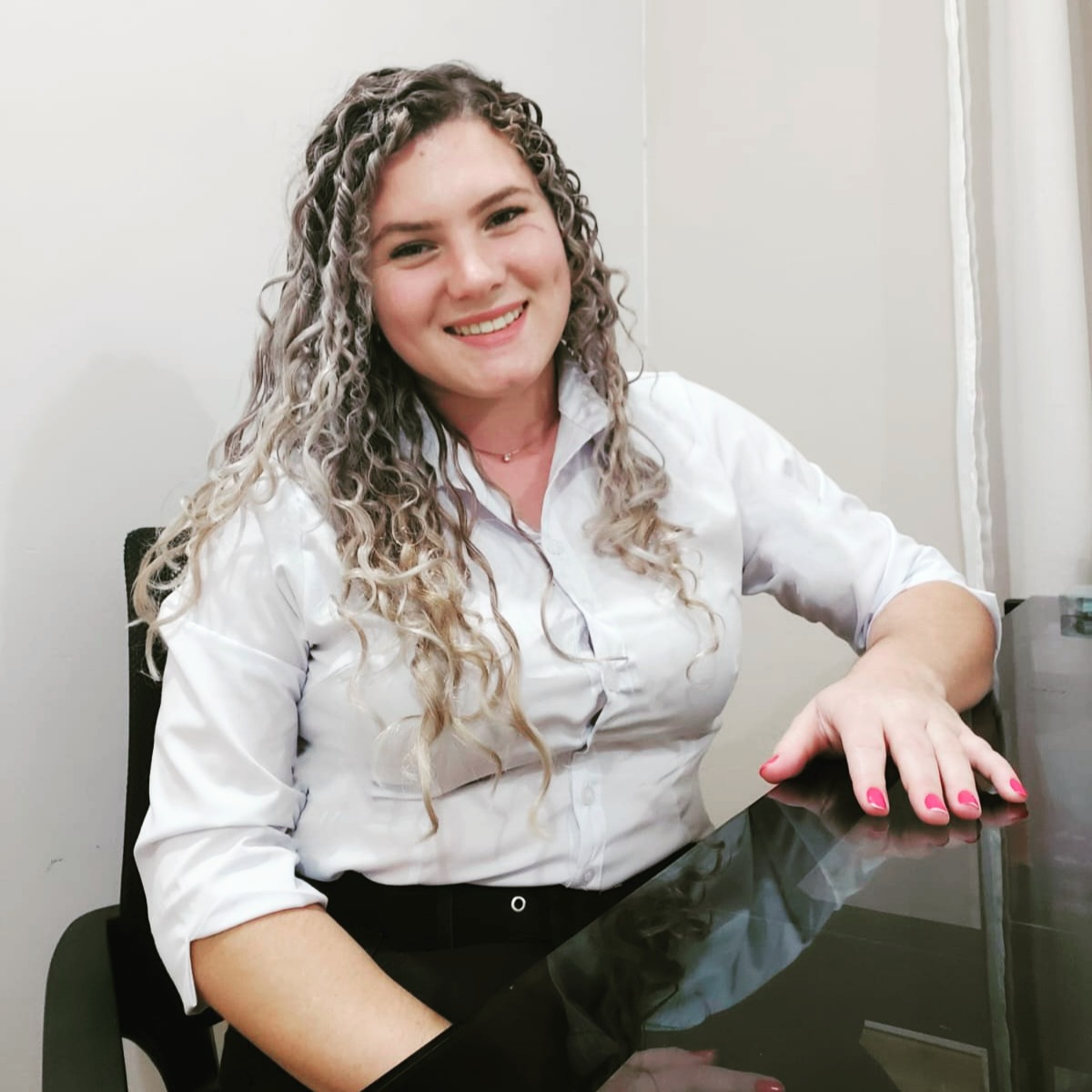Por 5 anos sonhei em exercer a profissão de Psicóloga. E durante essa caminhada, aprendi que entre o ouvir e o acolher, existe a escolha de estar presente. É nesse espaço que a psicologia acontece. E não há nada mais gratificante do que poder estar presente, de verdade, para cada pessoa que confia no meu trabalho. 💛