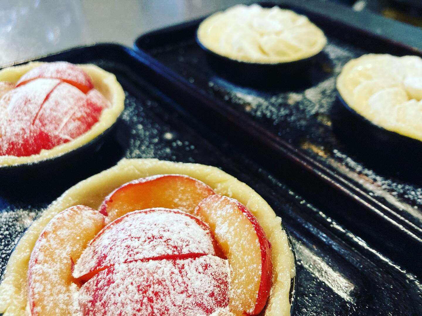 本日の営業と明日のランチ営業は私用のためお休み致します。4/26 17:00〜営業再開致します。