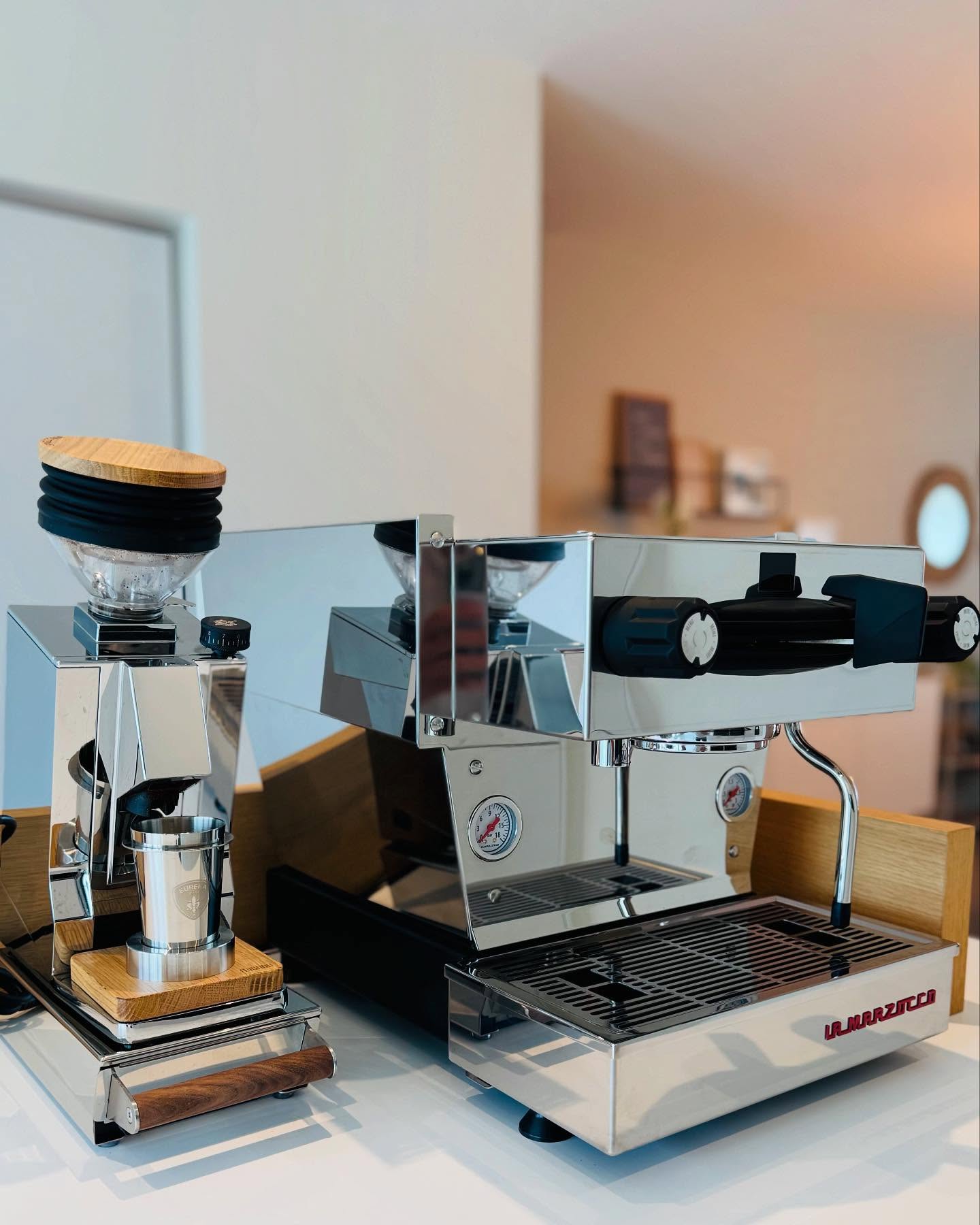 Zin in een gezellige en leerrijke koffie-namiddag?
Op zaterdag 26 april organiseren we een home barista workshop @oord.eventlocatie van 14h tot 17h.
We duiken in het ontstaan van koffie, specialty koffie, verwerkingsmethodes en bewaring.
Daarna gaan we hands-on met melk stomen én basis latte art.
Inschrijven kan via www.barifina.be/workshops
Betalen kan ter plaatse of online.
We pour some coffee together — tot dan? ☕️
#lamarzocco #lamarzoccohome #lineaminir #eurekamignonorosingledose #homecoffeesetup #coffeeworkshop #barifina #homebarista