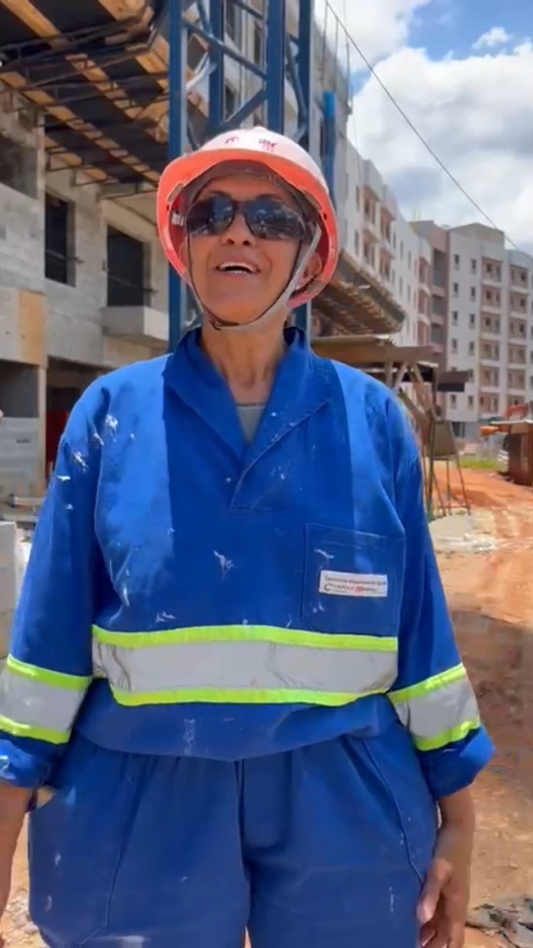 "Parceria que gera valor para a sociedade — e transforma vidas. 💪✨
Em 2024 o Instituto Mulher em Construção capacitou mulheres que hoje fazem parte da força de trabalho do Consórcio Mananciais, formado pela Passarelli e Carioca Engenharia.
Cada depoimento neste vídeo carrega a força de uma trajetória de superação, aprendizado e conquista de espaço em uma área ainda predominantemente masculina.
Elas não apenas constroem obras, mas também constroem futuros — o delas e o de toda a comunidade que se beneficia desse projeto essencial para a cidade de São Paulo.
Seguimos juntas, provando todos os dias que quando há oportunidade e capacitação, o impacto positivo vai muito além do canteiro de obras. 🚧👷♀️
#MulheresNaEngenharia #TransformaçãoSocial #CapacitaçãoFeminina #ParceriaQueTransforma #ObraQueGeraValor #IMEC #ConsórcioMananciais #EngenhariaComPropósito