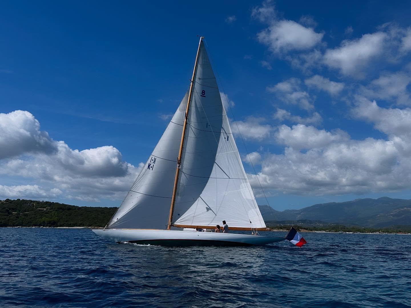 Nous sommes ravis dâaccueillir dans notre Port de Solenzara un vĂ©ritable joyau du patrimoine maritime : le voilier Emily, un 8 Metre International construit en 1924 par le cĂ©lĂšbre architecte naval William Fife III.â
Ce yacht de course, commandĂ© par Sir Ernest Roney, a remportĂ© la mĂ©daille dâargent pour la Grande-Bretagne aux Jeux Olympiques de 1924 au Havre.â
EMILY a Ă©tĂ© totalement et traditionnellement reconstruit en 1998-1999 selon de nouveaux plans par le chantier de David Vieira prĂšs de Lisbonne, arborant une longue bĂŽme mais un petit grĂ©ement de voile dâavant, un rare pont flush et est Ă nouveau un pur rĂ©gatier classique. Lors de sa rĂ©apparition aux EuropĂ©ens en 1999, EMILY a remportĂ© le Concours dâElĂ©gance avec dâautres huit tels que ARIA, BAMBA et CARRON II qui ont participĂ© Ă la Coupe Cartier.
Aujourdâhui, Emily est amarrĂ©e dans notre port, tĂ©moignant de lâĂ©lĂ©gance intemporelle et de lâhistoire riche des voiliers classiques. Sa prĂ©sence Ă Solenzara est une fiertĂ© pour notre communautĂ© maritime.â
Venez admirer ce magnifique voilier et plonger dans lâhistoire de la voile de compĂ©tition.â
đ Pour en savoir plus sur son histoire incroyable et dĂ©couvrir des articles dĂ©taillĂ©s, rendez-vous sur đ www.8mr.org/yacht/emily
#Emily1924 #VoilierClassique #Solenzara #PatrimoineMaritime #WilliamFife #8MetreInternationalâ