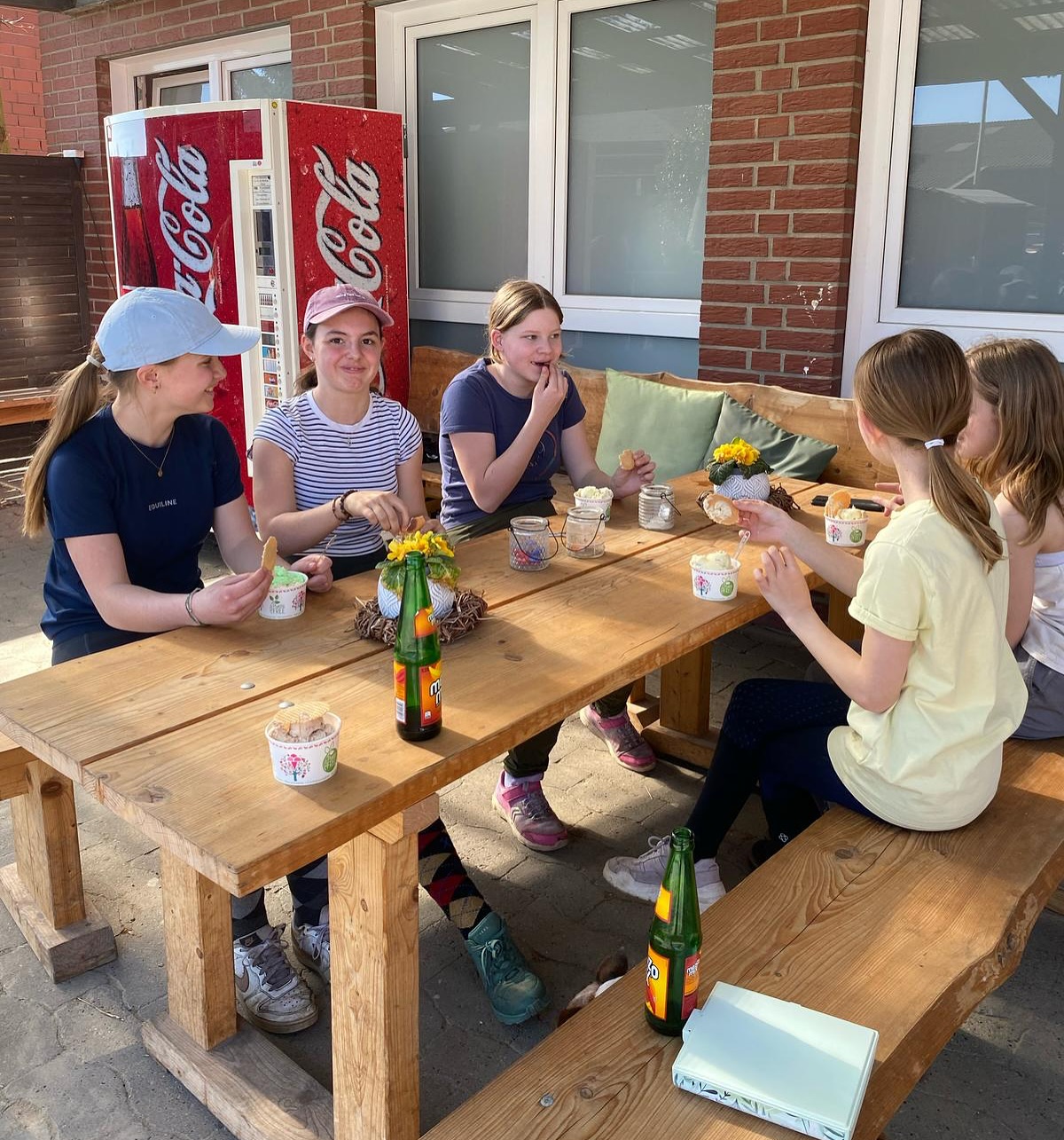 Vereinsjugend 🌼💛
Unsere Schulpferdepflegerinnen haben gestern einen Frühjahrsputz gemacht und die Schulpferde und das Zubehör frisch gemacht 🧼🐴🌱 Im Anschluss gab es eine wohlverdiente Stärkung ✨