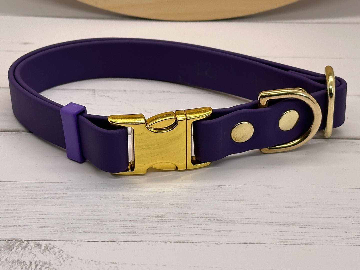 Add a pop of color to your dog's wardrobe with our Pre-Made Violet Collar! Adjustable for comfort and made with strong materials, this collar is a must-have. Get yours today! Link in Bio #DogStyle #VioletCollar #PetFashion