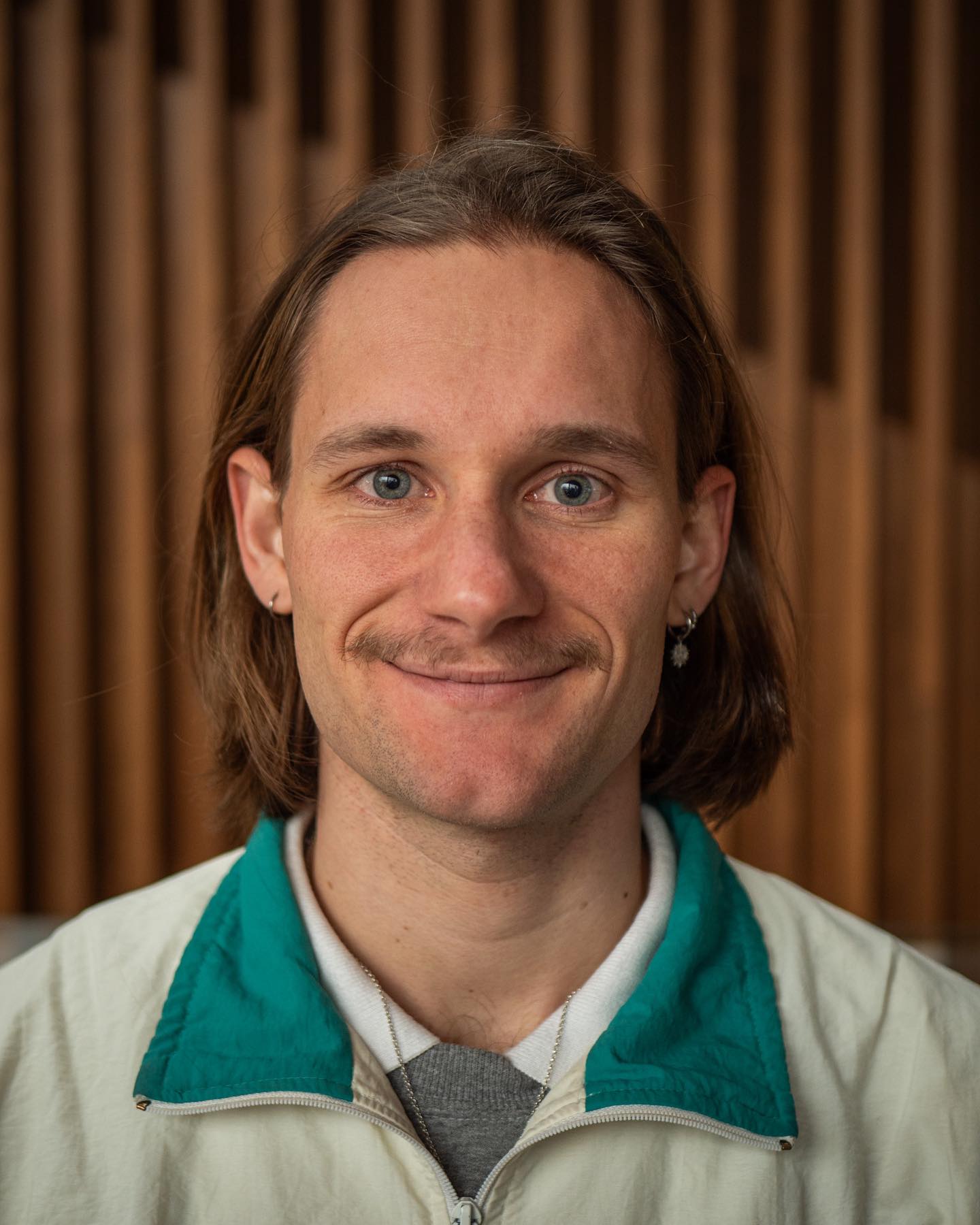 Parkour, Tanz, Jonglage, Handstand, Clownerie – auf der Bühne mixt er Körperkunst mit Humor und trifft das Publikum mitten ins Herz. Und wenn er nicht gerade durch die Luft fliegt, tippt er E-Mails, jongliert Termine und sorgt dafür, dass alles rund läuft – auch hinter den Kulissen✨
.
@navin_bauer
.
2. Pic: 📸 @hermannerber