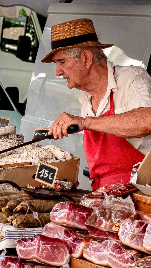 🧺 Freitag ist Markttag – bienvenue à Barjac! 🇫🇷🌞
Der Duft von Lavendel, frisch gebackenes Baguette in der einen, saftige Aprikosen in der anderen Hand. In den Gassen von Barjac tummeln sich Einheimische und Gäste, feilschen, lachen, probieren – der Wochenmarkt ist ein Fest für alle Sinne. 🍷🍓🧄
Ob zu Fuss oder mit dem Bike – unser Freitagsausflug nach Barjac ist ein echtes Highlight für alle, die Südfrankreich spüren wollen. Von handgemachtem Käse über Olivenöl bis zu provenzalischen Seifen – hier findest du kleine Schätze und grosse Geschmacksmomente.
📸 Tipp: Lass die Kamera nicht im Hotel – es wird bunt, lebendig und unglaublich charmant.
Und das Beste? Nach dem Marktbesuch wartet ein kühles Getränk auf unserer Terrasse – mit Blick ins Grüne und vielleicht schon einem neuen Lieblingskäse im Gepäck. 🧀🌳