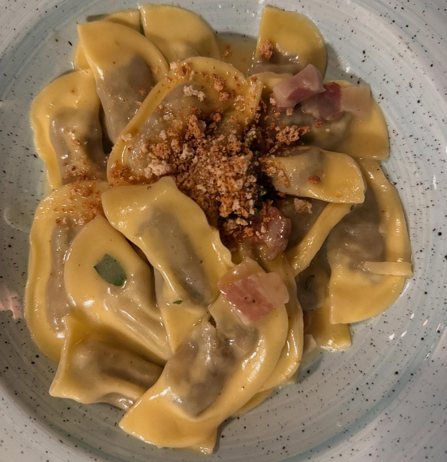 #Casonsèi come li faceva la nonna, con quel sapore che scalda il cuore e profuma di famiglia.
Un piatto della tradizione che non passa mai di moda.
Solo #DaRossino, dove il tempo si ferma… al primo assaggio.
#CasoncelliAllaBergamasca #SaporiDiUnaVolta #TradizioneInTavola #CascinaRossino