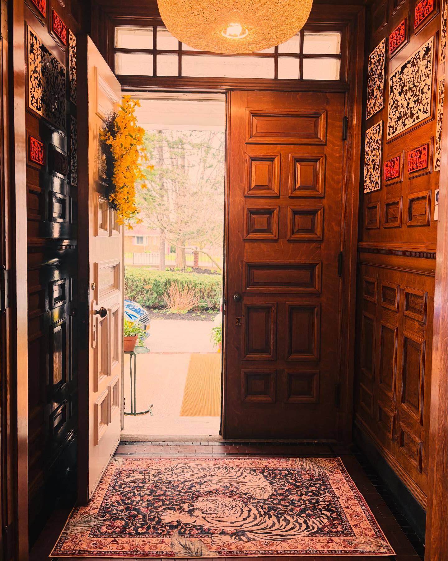 Fashionably late, but that’s how you make an entrance!
The rug is in. The entrance vestibule is open. The tea has been served. Time to slay!
#juniorleaguebuffalo #showhouse #thebibastudio #interiordesign #buffalo