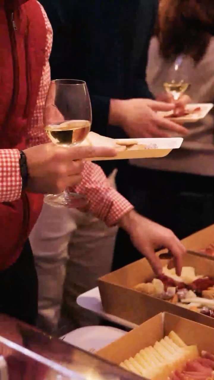 Tu evento, tu ritmo. Sin reglas.
Olvídate de lo de siempre. Aquí servimos experiencias que sorprenden, sabores que marcan y un catering que va al compás de tu estilo. Sin protocolos, sin complicaciones, solo puro feeling.
¿Listo para hacer las cosas a tu manera? Entra en thefuckingcatering.es #FuckTheProtocol.