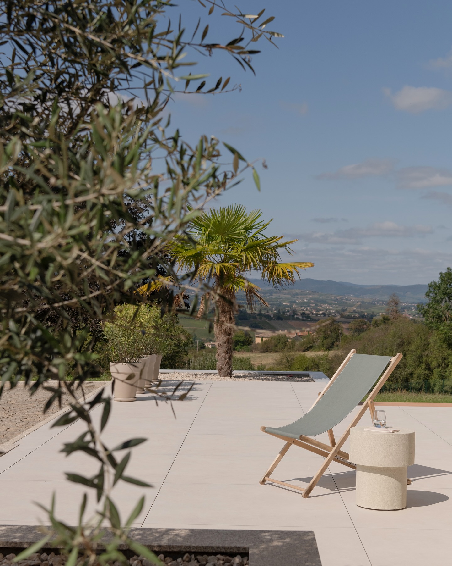 Pierres dorées 🌾
..............….……….…........................................
.
.
. VILLA BELLEVUE
. La maison est intégrée dans son écrin naturel entre pierre dorée et gris mousse. Le dessin a été réfléchi afin d’apporter de la lumière, de la modernité dans le respect du lieu et de son environnement.
.
.
.
©️@bc.ateliers
📷 @sabine_serrad
.
.
.
#house #maison #villa #escalier #architecture #pierresdoree #home #atelier #beaujolais #wow #architectureinterieure #art #designfurniture #photoofthedays #press #architecture #picture #interiordesign #wood #design #staff #picoftheday #igdecor #renovation #architecturelovers #bcateliers