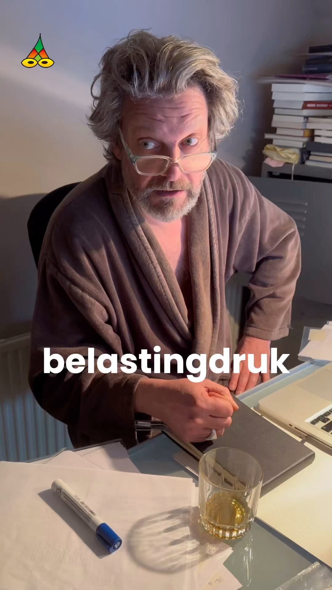 - Belastingdruk
IB, BTW en de jaarrekening.
Een trippel die zelfs een dichter stil krijgt.
In deze hermeesterde dichterlijke reportage geef ik (niets) aan.
Volg het @poeziejournaal - dichterlijke reportages met rechte rug en open hart.
✍️ Maurice Jonkers & 🎥 Hilma ten Boske
Wil jij ook een gedicht of optreden?
Stuur een DM of kijk via de link in bio.
#Belasting #Poëzie #Bowie #CreatieveStress #Kantoorleven #Poëziejournaal #VisualPoetry #DichterOpInstagram