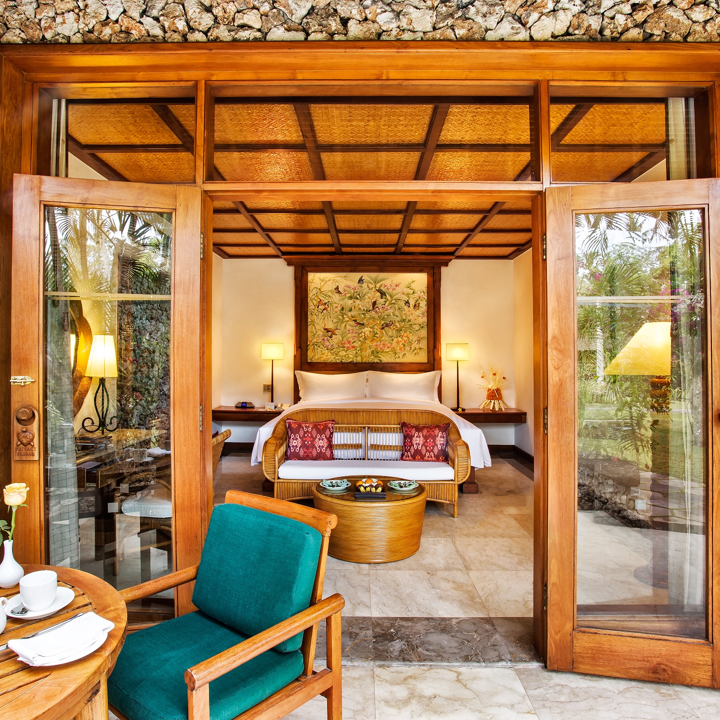 Garden View Lanai – @theoberoibeachresortbali
Les chambres Garden View Lanai offrent à vos clients une expérience authentique et raffinée au cœur d’un cadre tropical exceptionnel.
Spacieuses (entre 49 et 54 m² d’intérieur), elles sont aménagées sous un toit traditionnel en chaume et disposent de la climatisation pour un confort optimal. Chaque chambre est décorée avec des œuvres d’art locales soigneusement sélectionnées et un mobilier en rotin confortable. Les clients peuvent choisir entre un lit king size ou des lits jumeaux, selon leurs préférences.
De grandes portes vitrées donnent sur des jardins paysagers parfaitement entretenus. En les ouvrant, les voyageurs accèdent à une vaste terrasse privée (portant la surface totale de la chambre à 55–60 m²), idéale pour se détendre ou profiter d’un repas en plein air.
Un choix idéal pour les voyageurs à la recherche d’un séjour luxueux, paisible et empreint de culture balinaise.
#TheOberoiBali #GardenViewLanai #BalineseLuxury #AlFrescoLiving #LuxuryRetreat