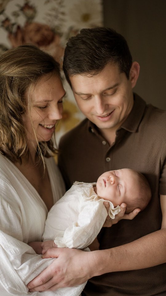 Juliette n’a que quelques jours, et déjà tant de choses à raconter.
✨ Ce film, c’est un petit bout de vie à revivre. Des gestes tendres, des regards qui en disent long… des instants simples qu’on oublie trop vite, mais qui prennent tout leur sens quand on les revoit.
❤️ Et si vous vous offriez, vous aussi, cette parenthèse ? Un moment calme, pour garder une trace vivante de ces tout débuts. Parce que ça ne dure pas longtemps, mais ça reste pour toujours.