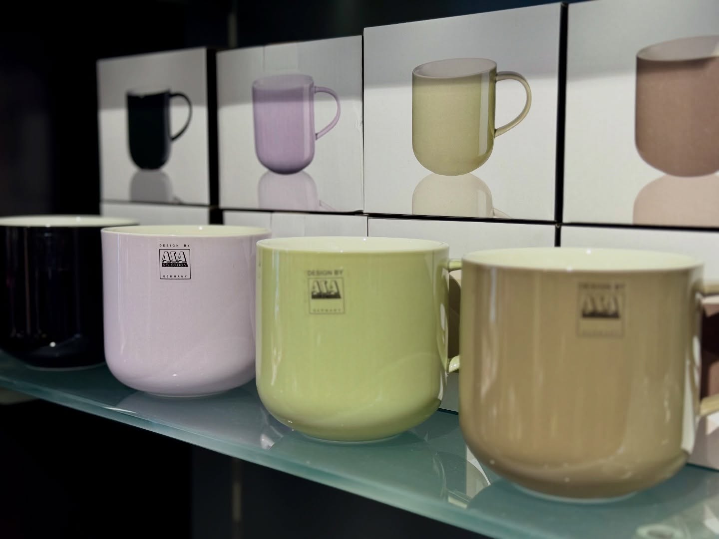 Neue Lieblingsbecher eingetroffen! 💜
Pastellträume von ASA – perfekt für deinen Morgenkaffee oder die kleine Auszeit zwischendurch.
Komm vorbei und verlieb dich in unsere neuen Henkelbecher!
#ASASelection #PastellLiebe #ConceptStoreVibes #Kaffeegenuss #InteriorGoals