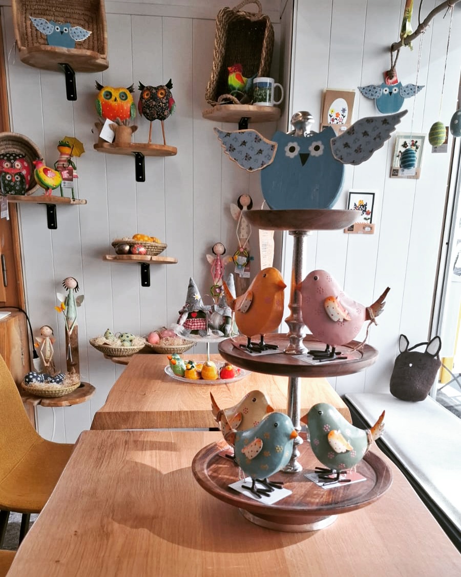 🌸 Frühling liegt in der Luft – und bei uns im Bazar! 🌼🐣
Entdeckt unsere liebevoll zusammengestellte Oster- und Frühlingsdeko: zarte Frühlingsfeen, verspielte Osternester, fröhliche Hähne, neugierige Frösche, süsse Vögel, bunte Osteranhänger, stilvolle Eierbecher und vieles mehr. 🐥🥚
Ob fürs Osterfrühstück, das perfekte Geschenk oder einfach für ein bisschen Frühlingszauber zu Hause – bei uns findet ihr einzigartige Hingucker fürs Zuhause. 🌿💛
Kommt vorbei und lasst euch inspirieren! ✨
#Frühlingserwachen #Osterdeko #Frühlingsdeko #Ostern2025 #Dekoliebe #bazar_seewis