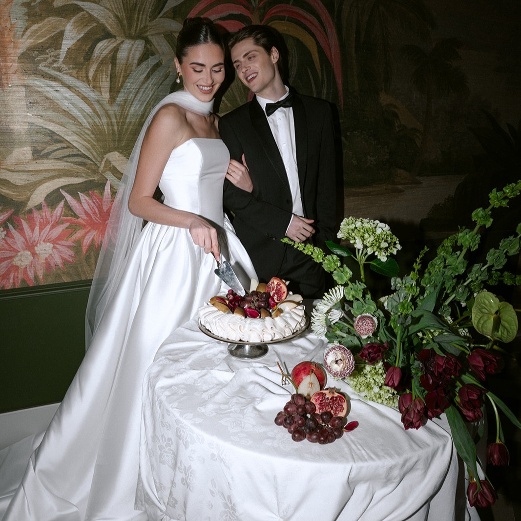 Wedding pavlova by talended @dariawalterphotography
🇫🇷 Une pavlova comme une ode à l’amour.
Meringue croquante et fondante, crème légère, fruits frais…
Un dessert de mariage délicat et sensuel, parfait pour un moment suspendu.
✨ Création réalisée pour le shooting éditorial Sacred Nocturne.
🇬🇧 A pavlova made as an ode to love.
Crispy yet melt-in-the-mouth meringue, light cream, fresh fruits…
A delicate and sensual wedding dessert, perfect for a timeless moment.
✨ Creation made for the editorial shoot Sacred Nocturne.
Team /
Wedding Planner / @goldenhour__planner
Photographer / @dariawalterphotography
Videographer /@weddingmemory_films
Venue / @chateaudupujolet
Models / @thefrenchboyyy @oliviasirenaoff
Set Design / @gazolinestudio
Florist / @lesrenouees.floral
Make up Artist / @crg_makeup
Hairstylist / @_barbaraleone
Dress Showroom / @aboutlove_andco
Tailor / @andrea_faubourgsaintsulpice
Jewellery / @paviotcreateur
Cake / @snpatisseries
#pavlova #dessertdemariage #weddingdessert #meringue #mariage2025 #editorialshoot #pâtisseriefrançaise #fineweddingdetails #weddinginspo #bridaldetails #weddingcakealternative