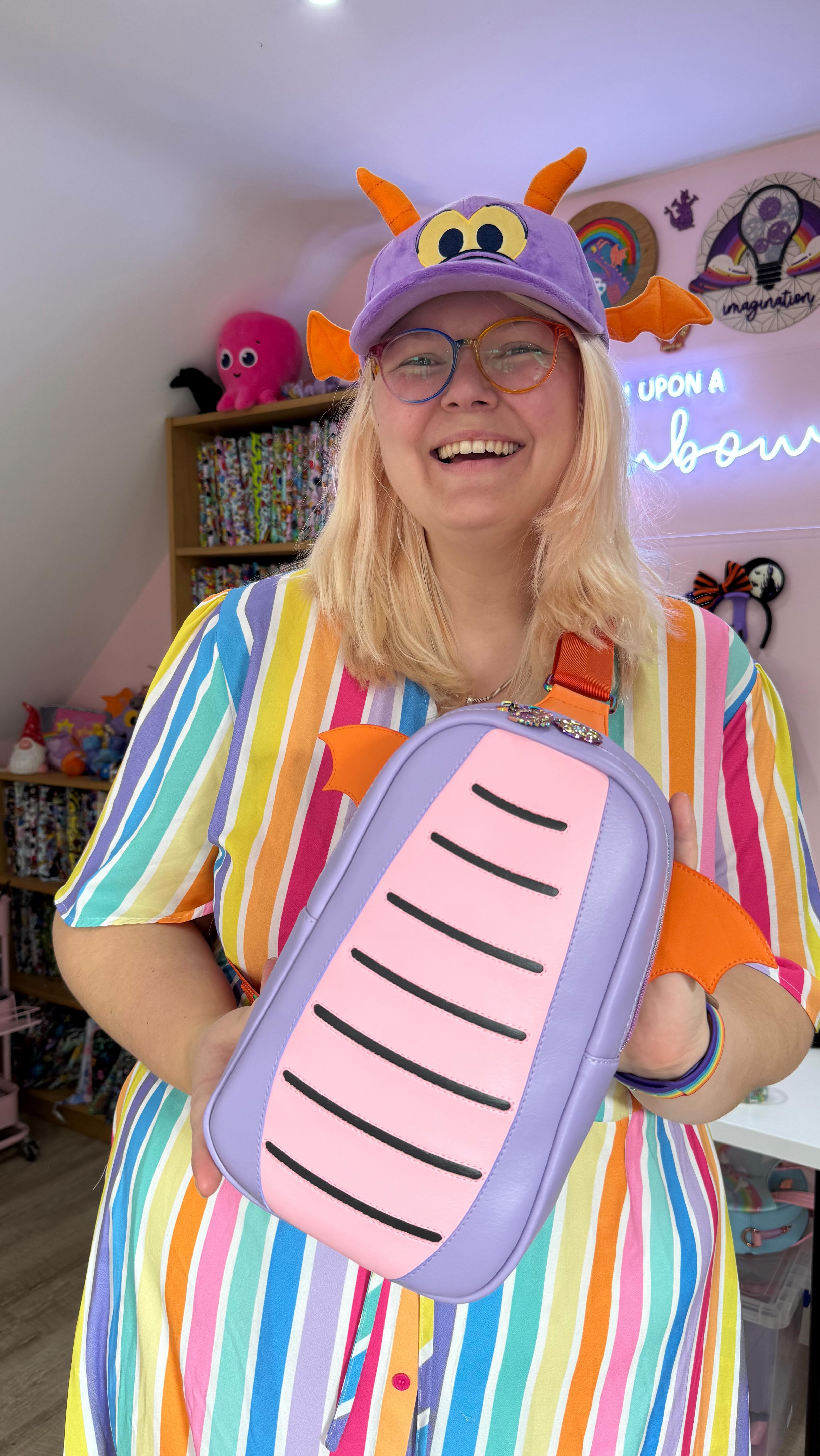 This is the bag that takes me the longest to make, thanks to all of the different stages that go into making those 3D wings, but I absolutely think that it’s worth it! ⚡️🌈💡
We all know figment is my favourite little dragon so when someone asked for a sling version I couldn’t wait to make it happen, and I’m so pleased with it.
Clock the outfit change as it took me two days to work on while I waited for the wings to dry 😂
#Figment #DisneyBag #HandmadeBag #SlingBag #BagMaking #BehindTheScenes #CreativeProcess #SmallShopLove #WhimsicalDesign #ThemeParkStyle
