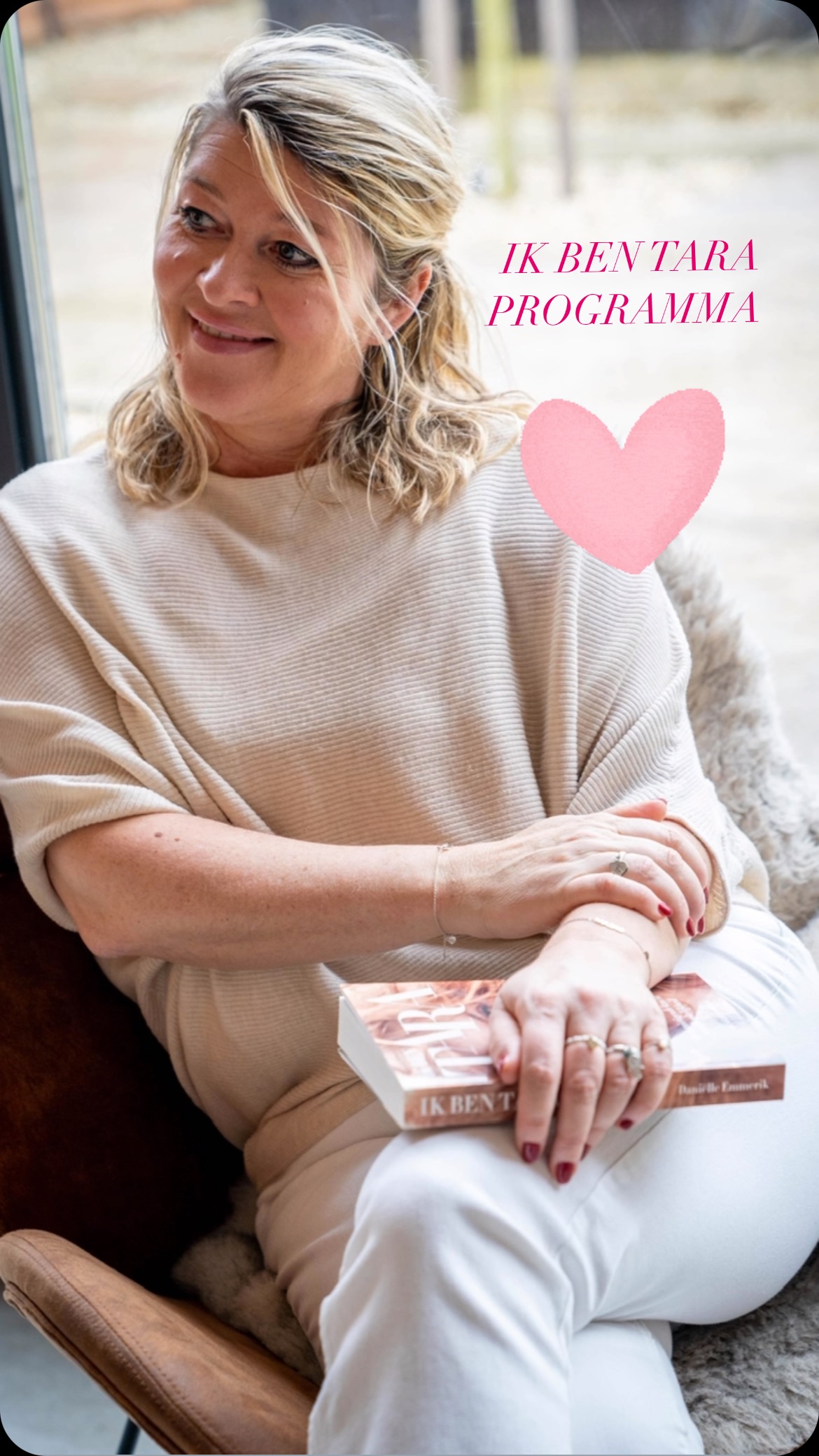 WoW, wat leuk!!
De eerste vrouwen hebben al interesse getoond in het Ik ben Tara programma en dat voelt zó bijzonder.
🦋Waarom je mee zou willen doen?
Omdat je misschien – net als Tara – jezelf ergens bent kwijtgeraakt…
In een relatie, een rol, het leven van anderen.
Omdat je voelt: er zit meer in mij ✨
Omdat je klaar bent om terug te keren naar wie je écht bent.
Wat levert het je op?
• Meer verbinding met je intuïtie 🔮
• Herkenning en heling van oude patronen
• Innerlijke kracht en richting
• En het gevoel: Ik ben thuis. In mij
We starten in september, maar je kunt je nú al aanmelden voor de wachtlijst!
Wil je meer weten? Stuur me een berichtje – ik vertel je graag alles.
#ikbentara #vrouwkracht #intuïtie #terugnaarmijzelf #innerlijkereis #vrouwencirkel #persoonlijkegroei #magischevrouwen #overgang #zachtekracht
#intuitie