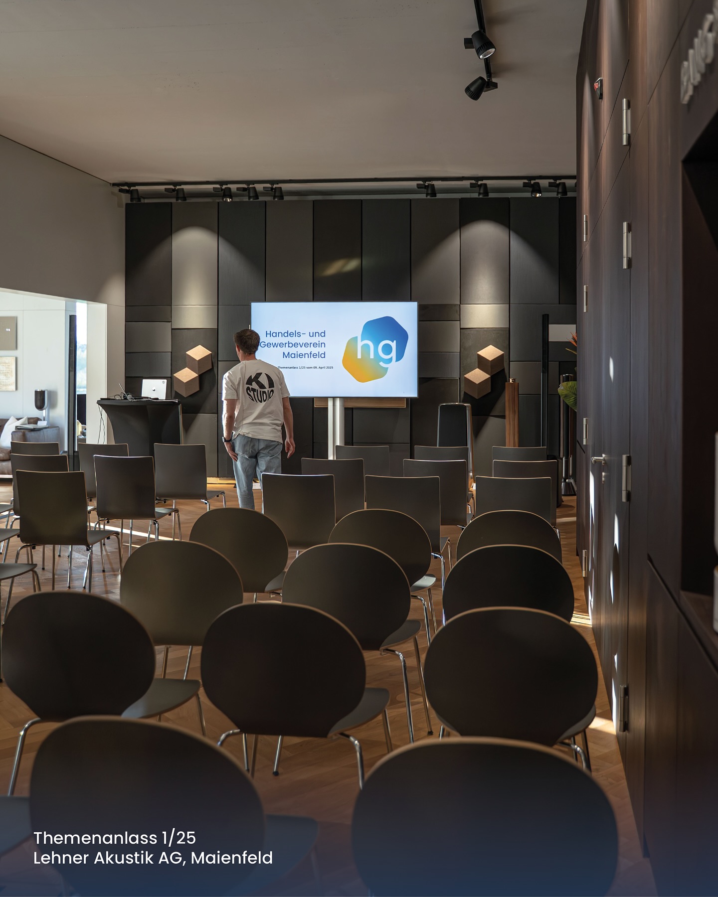 Was bedeutet KI für das lokale Gewerbe – und wie können wir sie sinnvoll nutzen?
Diese Frage stand im Zentrum unseres ersten Themenanlasses 2025. Mit spannenden Impulsen von Marc Becker von @kistudio.ch , Praxisbeispielen und engagierten Diskussionen starteten wir inspiriert ins neue Vereinsjahr.
Im Anschluss durften wir einen spannenden Einblick in die Firma @lehnerakustik erhalten – danke für die tolle Führung!
🥂 Beim Apéro blieb dann Zeit für Austausch und gute Gespräche unter Mitgliedern.
Ein gelungener Abend mit viel Inspiration – danke an alle, die dabei waren!
➡️ Swipe durch für einige Impressionen des Abends.
#hgvmaienfeld #hgvm #handelundgewerbe #gv #gemeinsamstark #themenanlass #kistudio #lehnerakustik #maienfeld