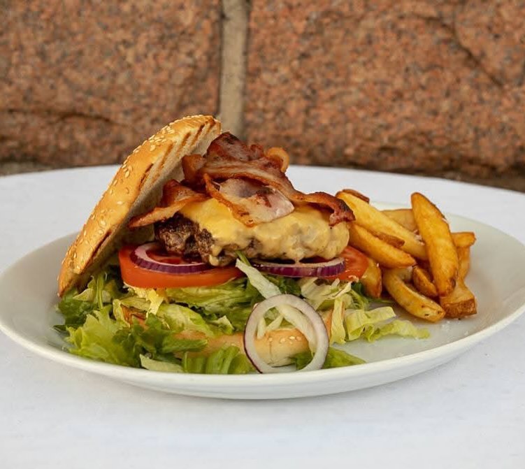 Saftig beef burger i sola i dag? Vi har åpent fra 11.00, velkommen🌞🥳