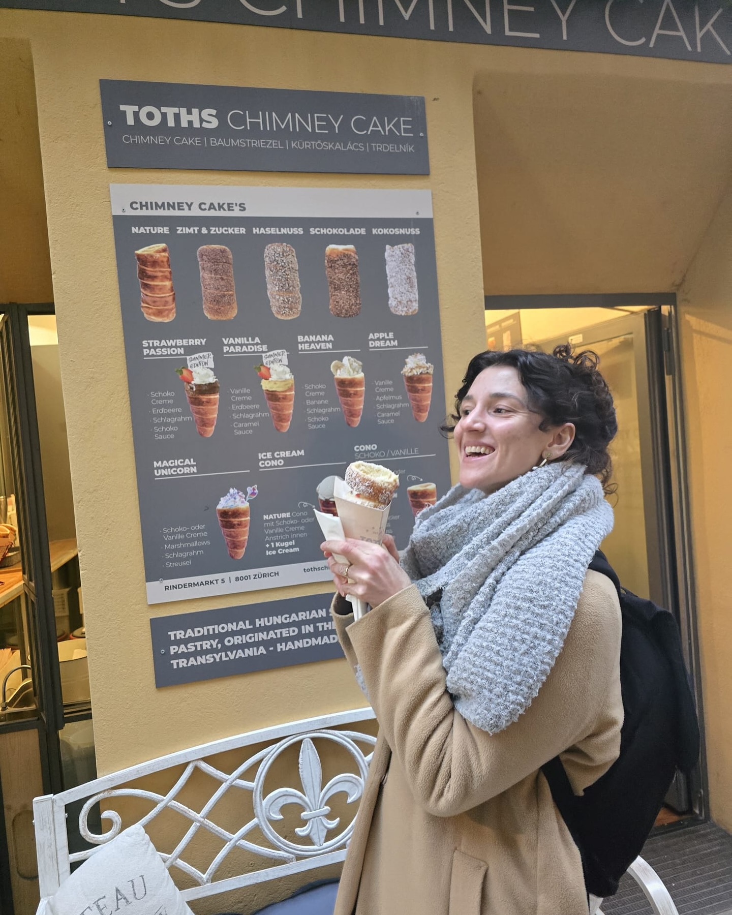 Such a lovely visit from the radiant Vanessa from @munay_frequency ! We had a special visit from her at Toth’s Chimney Cake in the heart of the Old Town—and we’re still glowing from her presence! Vanessa is a sound healer and space holder, and it was such a joy to share our cozy corner of the city with someone who brings so much light and intention into the world.
She came by for one of our signature chimney cakes—freshly baked, crispy on the outside, soft on the inside, and always made with love. Paired with a warm coffee or a creamy soft serve? Pure happiness. If you haven’t tried one yet, this is your sign! Whether you’re wandering the Old Town, meeting up with a friend, or just craving something sweet and unique, Tots is your go-to spot for a treat that’s a little different—and a lot delicious.
We’re all about good flavors, good vibes, and creating a space where everyone feels welcome. Seeing people like Vanessa enjoy what we do reminds us why we love this so much. So come by, take a break, treat yourself, and soak up the charm of the Old Town with us. And while you’re at it, check out Vanessa’s page @munay_frequency for her upcoming sound healing sessions—you’ll leave feeling just as full (of joy and chimney cake).
Vanessa offers powerful sound healing sessions that help you reconnect, ground, and realign—and trust us, her frequency is pure magic.