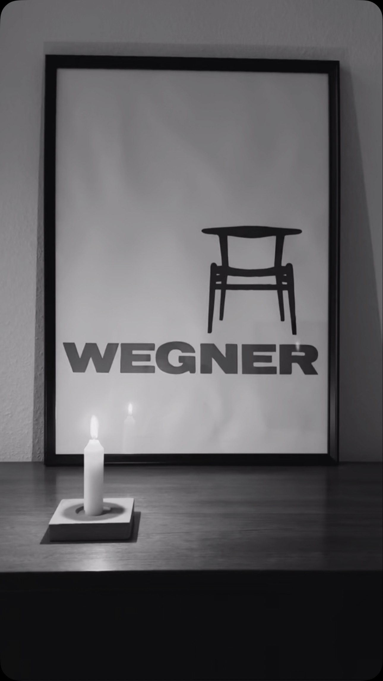 Fin lille lysestage tegnet af Hans J. Wegner.
#hansjwegner #getama #danskdesign #skandinaviskdesign #indretningsinspiration #tidløstdesign #tønder #møbeldesign