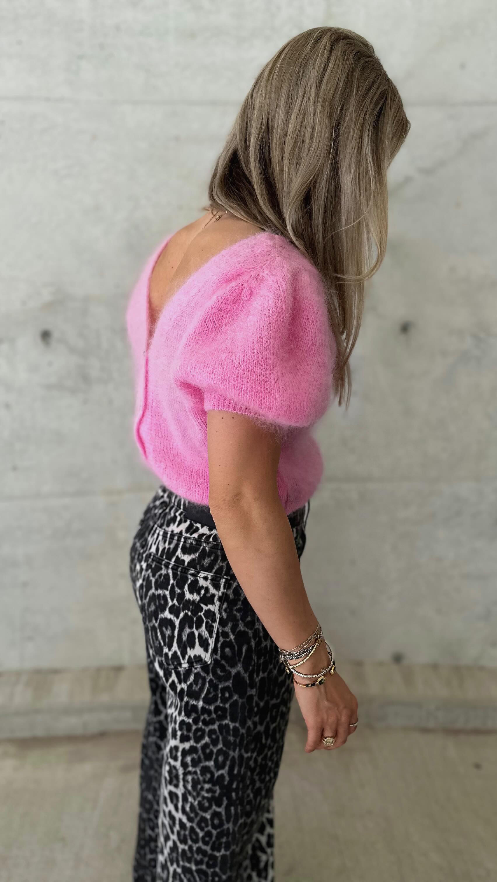 Unser beliebter Wendecardigan ist gerade wieder ans Lager gekommen. Dazu die bequemste Leo-Hose aller Zeiten und die immer angenehmen Lammfell-Mules.
Perfekter Look für den Übergang im Frühling 🩷
#ntk #nexttokate #newlook #springlook #outfitoftoday #whatkatewore #whatkateloves