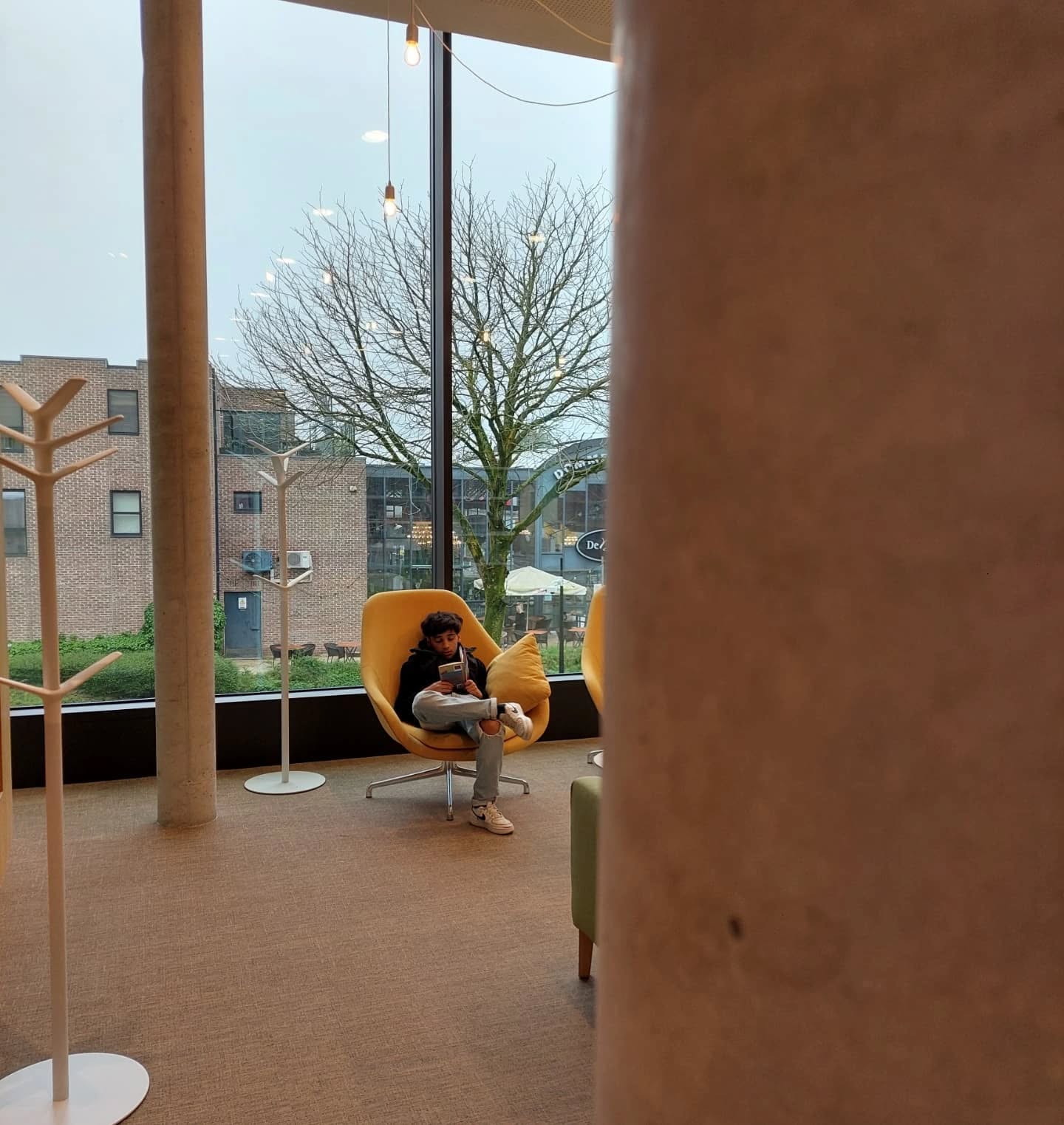 Leerlingen motiveren om te lezen in hun nieuwe taal, dat doen we o.a. met verschillende bibbezoekjes. ๐