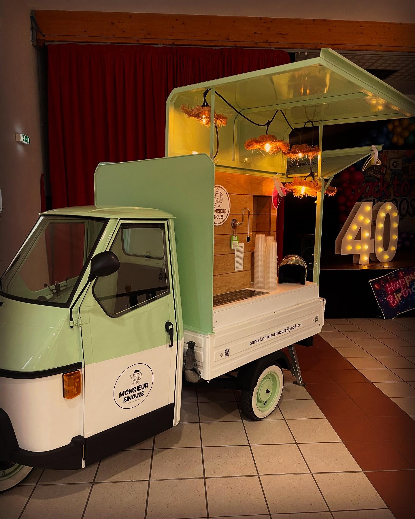 Ce week-end Monsieur Binouze a enfilé son costume des années 90 🪩 pour fêter les 40ans à Sébastien. Merci pour votre confiance @du_du85 et @lalo_times63 ♥️