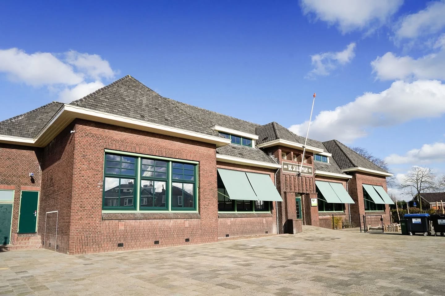 Sinds begin dit jaar zitten we in Waddinxveen in het prachtig nieuwe gezondheidscentrum De Stuurman🤩. Een oude school hebben ze van binnen omgetoverd tot een mooi modern pand waar steeds meer verschillende disciplines werken.
Maar wat zo leuk is, is dat het allemaal kleine ondernemers uit de zorg zijn. Geen mega praktijken waardoor we elkaar allemaal kennen en het ook echt gezellig maakt. Er zit bijvoorbeeld een logopedist, ergotherapeut, diëtist, psycholoog en lactatiekundige. Daar passen wij perfect tussen, want wij willen ook geen mega praktijk worden😉.
#verloskundige #verloskundigenpraktijk #verloskundigewaddinxveen #echo #echoscopist #echoscopiste #zwangerschap #zwanger #bevalling #bevallen #kraamzorg #kraamtijd