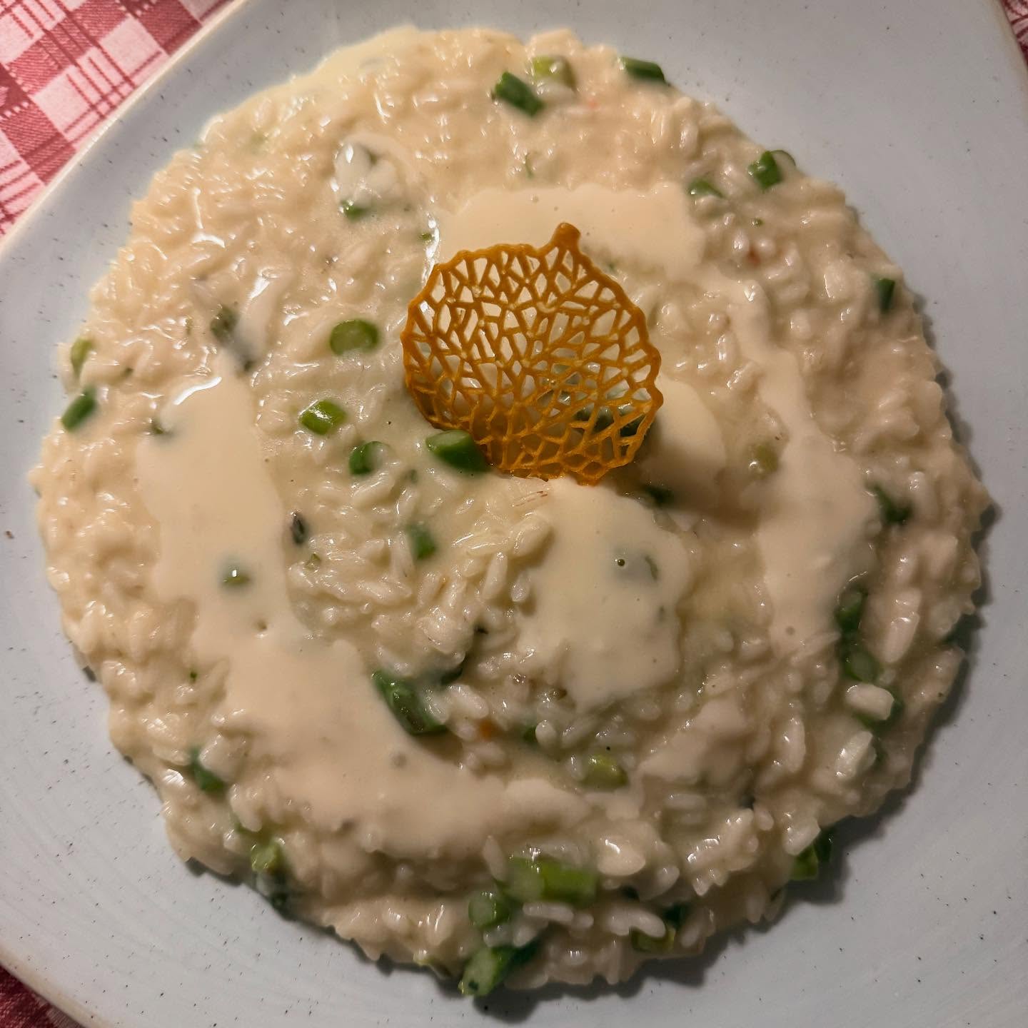 Quando la primavera incontra la tradizione: risotto agli asparagi con crema di taleggio.
Un piatto che profuma di territorio, semplicità e buone storie da raccontare.
#DaRossino è anche questo: sapori autentici, come una volta.
#RisottoLombardo #CucinaContadina #AsparagiETaleggio #CascinaRossino