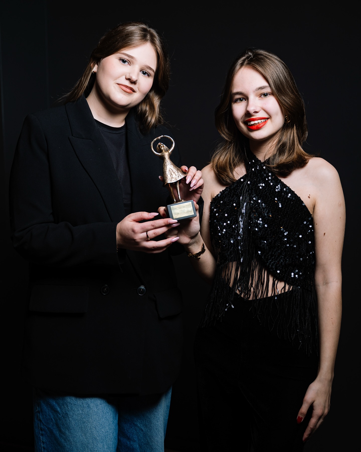 Pirmojo Nacionalinio mokinių kino festivalio Aurora geriausias konkursinės programos Kultūrų jungtys filmas - „Kameleon“
Režisierė: Aurora Degesytė @auroradegesyte
Operatorė, montažo režisierė: Emilija Sabina @lyemi_
📸 Modestas Endriuška @modestas_endriuska
_________
Festivalio partneriai: Britų taryba Lietuvoje, Lietuvos kino centras, AVAKA, Meno avilys, Skalvijos kino centras, Lithuanian Shorts, Baltic Film & Creative Tech Cluster ir kt.
Projektą iš dalies finansuoja Vilniaus miesto savivaldybė
Kultūrų jungtys konkursinės programos partneris Goethe's institutas Lietuvoje
Informacinis partneris LRTU
#aurorafestivalis #atradimai #kulturujungtys #PeopleToPeople #BritishCouncilLithuania