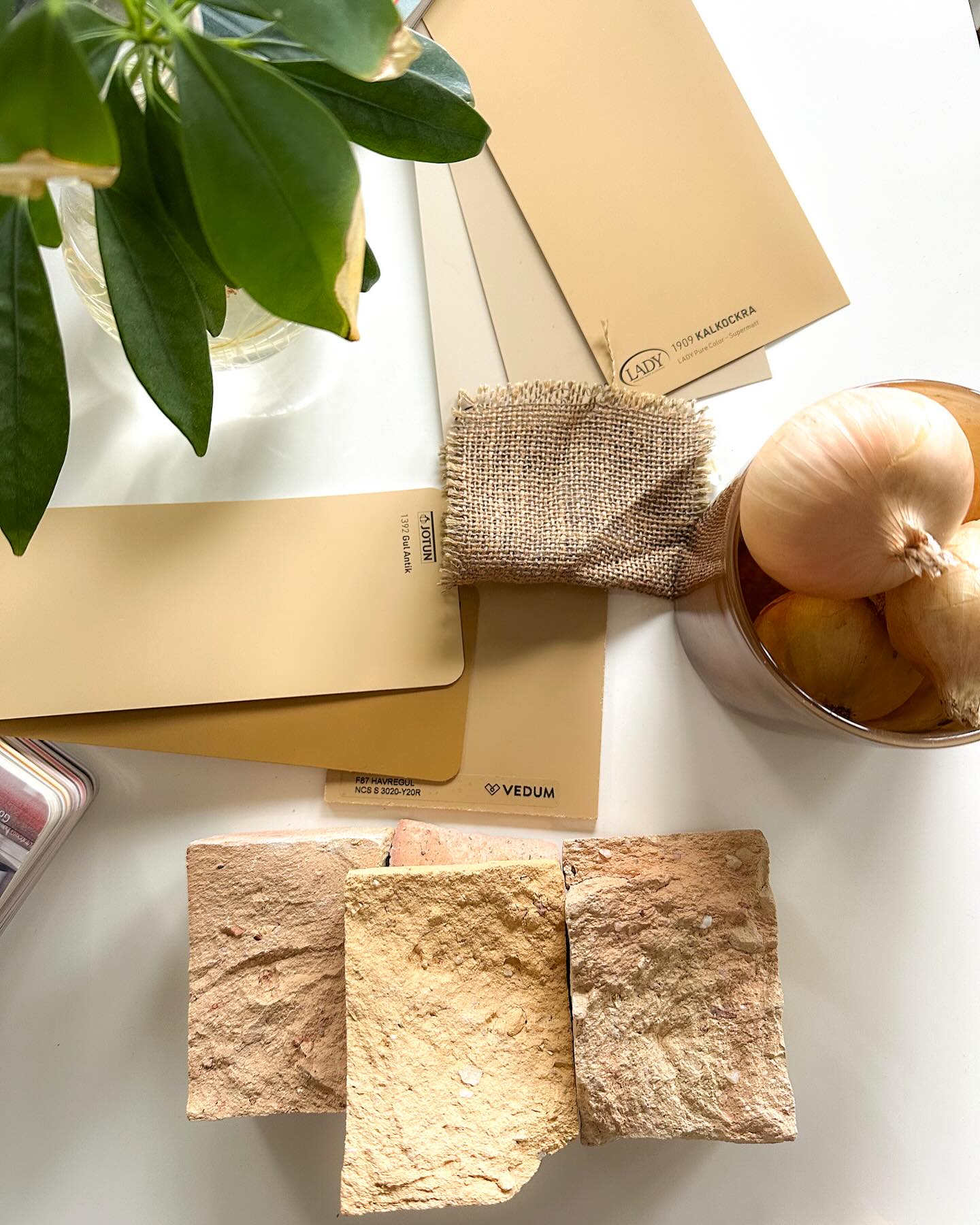 Buttery yellow on my mind
Färgen gul finns det mycket av i mina tankar och sinne nu. Sakta har det smugit sig in i mitt medvetande under en tid nu och nu det är här för att stanna.
Soligt och med en mjukhet som skapar en omhuldande känsla, och som sprider hopp, vänskap och glädje. Lite vad jag vill ha mer av i vår händelserika omvärld 🙏🏻💛
Nu rinner det in i mina projekt och inredningar.
Mer åt det smörigt gula/vita, de olika tonerna från äggskal, tonen från solens glitter.
Blanda olika gula toner med ljust aprikosa toner, brända toner eller bara mot vitt för en härlig fräschör 🧡💛🤎
Första bilden är från mitt köksbord just nu, en början till en moodboard till en gemensamhetslokal där vi ska ha inslag av gult tegel, lika fasaden.
Resterande bilder är från min Pinterest just nu 💛 inspirations- & mood bilder.
Gult står för kreativitet, hopp, glädje men sedan tidigare falskhet, oseriöst och lite barnsligt.
Vad väcker bilderna och färgen gult i dig? 💛🧡🤎
#inredning #inredare #trend25 #butteryyellow #yellowdecoration #sunnydecor #mariaessung #yoinab