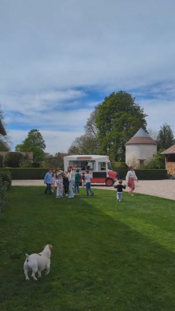 Du chocolat, des fleurs, des rires et des éclats de vie à chaque coin du domaine !
Pour les 2 ans de Céleste, on a mis les petits œufs dans les grands : chasse au œufs, camion de glaces, barbes à papa à gogo et pop corn en folie.
Adeline @petite_famille_de_herissons a transformé le domaine en rêve éveillé (comme elle seule sait le faire),
et Quentin @wildcookvaugency nous a régalé avec ses gigots d’agneau.
Bref : une journée où tout vibrait fort, beau et vrai.
La vie, comme on l’aime ici 💜
Magnifiques petits fours réalisés par Christelle @greenfoodchalons
.
.
.
.
.
#domainedevaugency #lieudereceptionmarne #evenementprivé #momentdevie #champagne