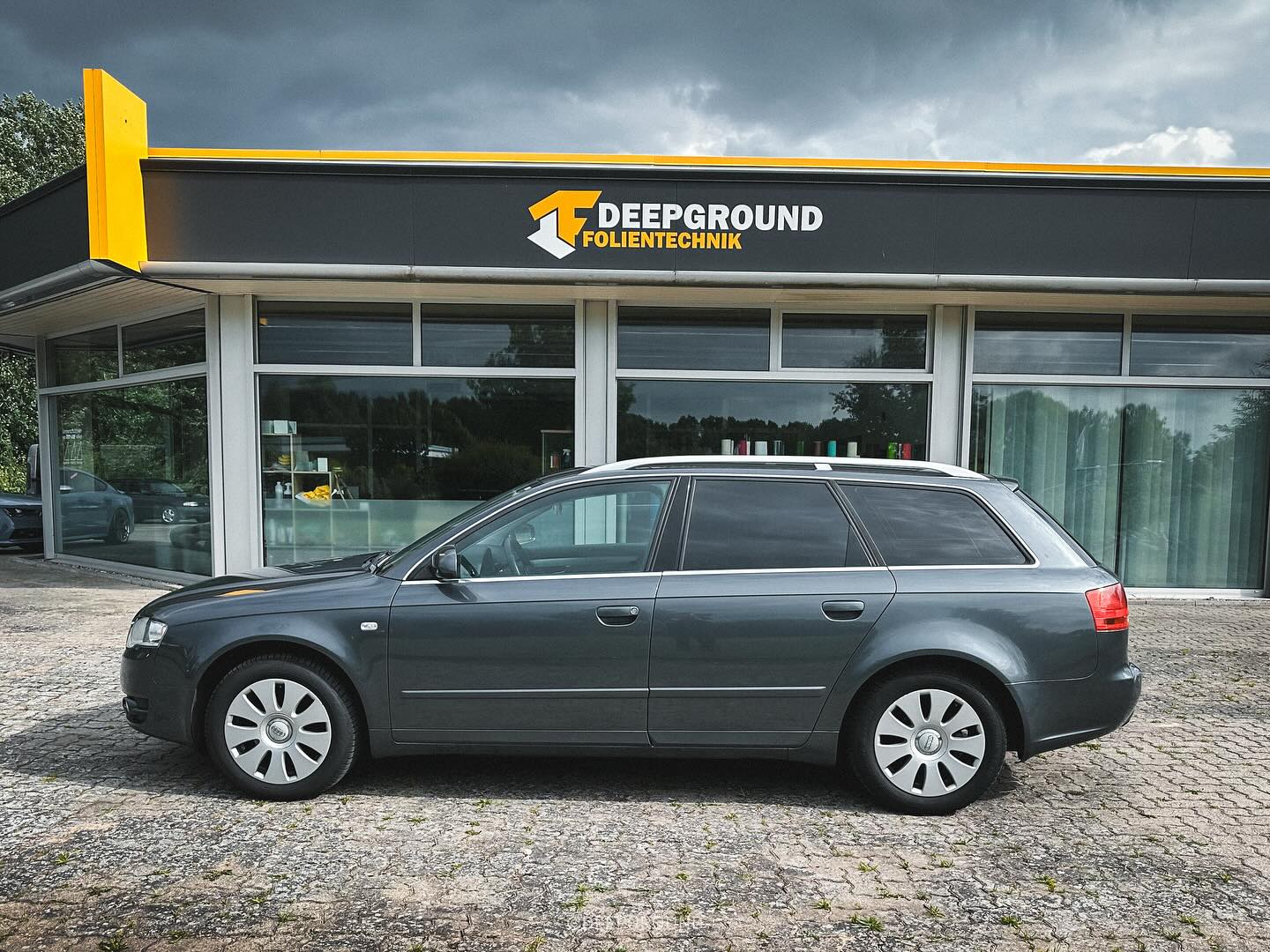 Scheibentönung 95%
Danke für dein Vertrauen! 😋
___________________________________________________ #deepground #a4 #audia4 #wrappedcars #turbo #staydeep #lowlife #lowstance #slammed #white #carporn #cars #wrapped #audi #wrappedworld #folierung #audipty #teamle #motorsport #avery #low #bagged #audibestpicture #stancenation #perfection #audilove #insta #instagood #follow #picoftheday