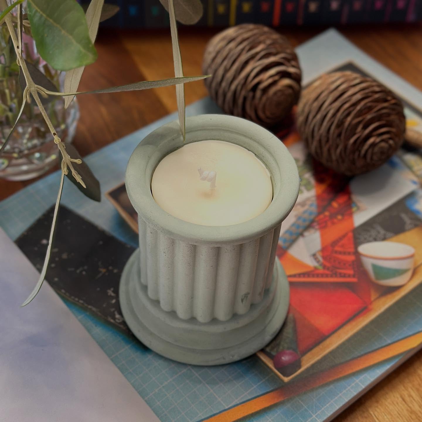 Le Pilier.
Inspiré des pilier de la Rome antique! Dépêchez vous, c’est déjà presque en rupture de stock!
#bougie #candle #handmade #paris #france #beton #unique