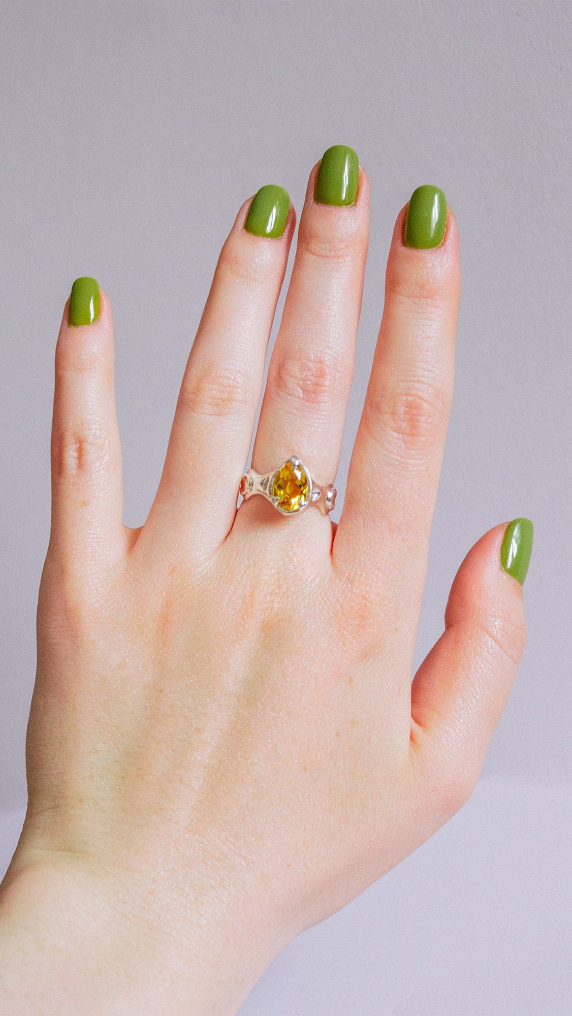 Mystic 🧚♀️
Ring carved and finished by hand. Available soon 💫
#bijouxargent #bijouxcreateur #jewelrymaker #creatricedebijoux #elegantjewelry #bijouxfaitmain #pourtoi #mysticring #citrinering #originalrings #fairyring #doitwithme #doityourway #elegantring #designer