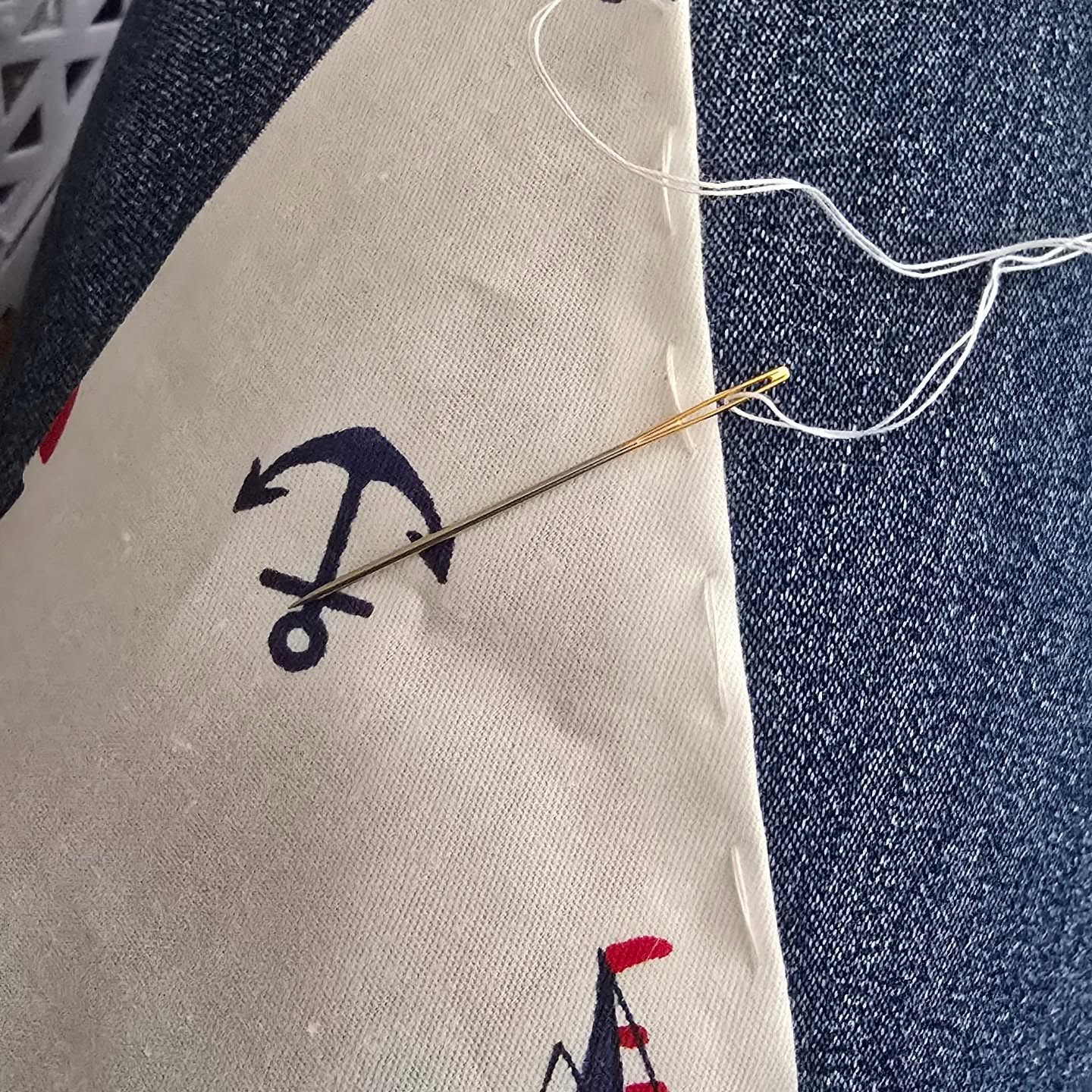 Créa du jour. Entièrement fait main.
🪵Bois flotté du Lac de la Gruyère lavé, poncé, vernis.
⛵️Voile en tissu de coton.
🐚Coquillages tout droit de Bretagne !
💻Tu trouveras ce joli voilier sur mon site internet :
www.entrelacsetmontagnes.ch