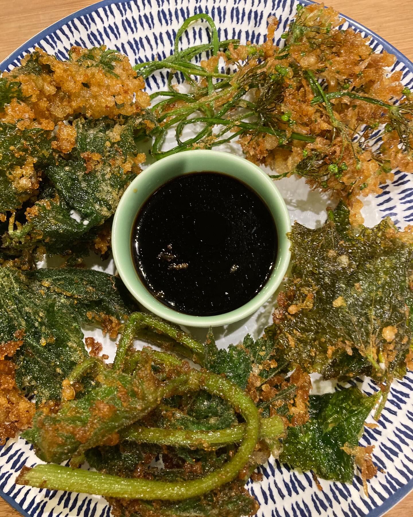 Delicious wild tempura! With ramson flower buds, nettle tops, hogweed shoots and garlic mustard, all with incredible flavours and a dipping sauce, where can you go wrong?
#nettles #hogweed #garlicmustard #ramsons #ediblegreens #wildfood #tempura #spring #foraging #forager