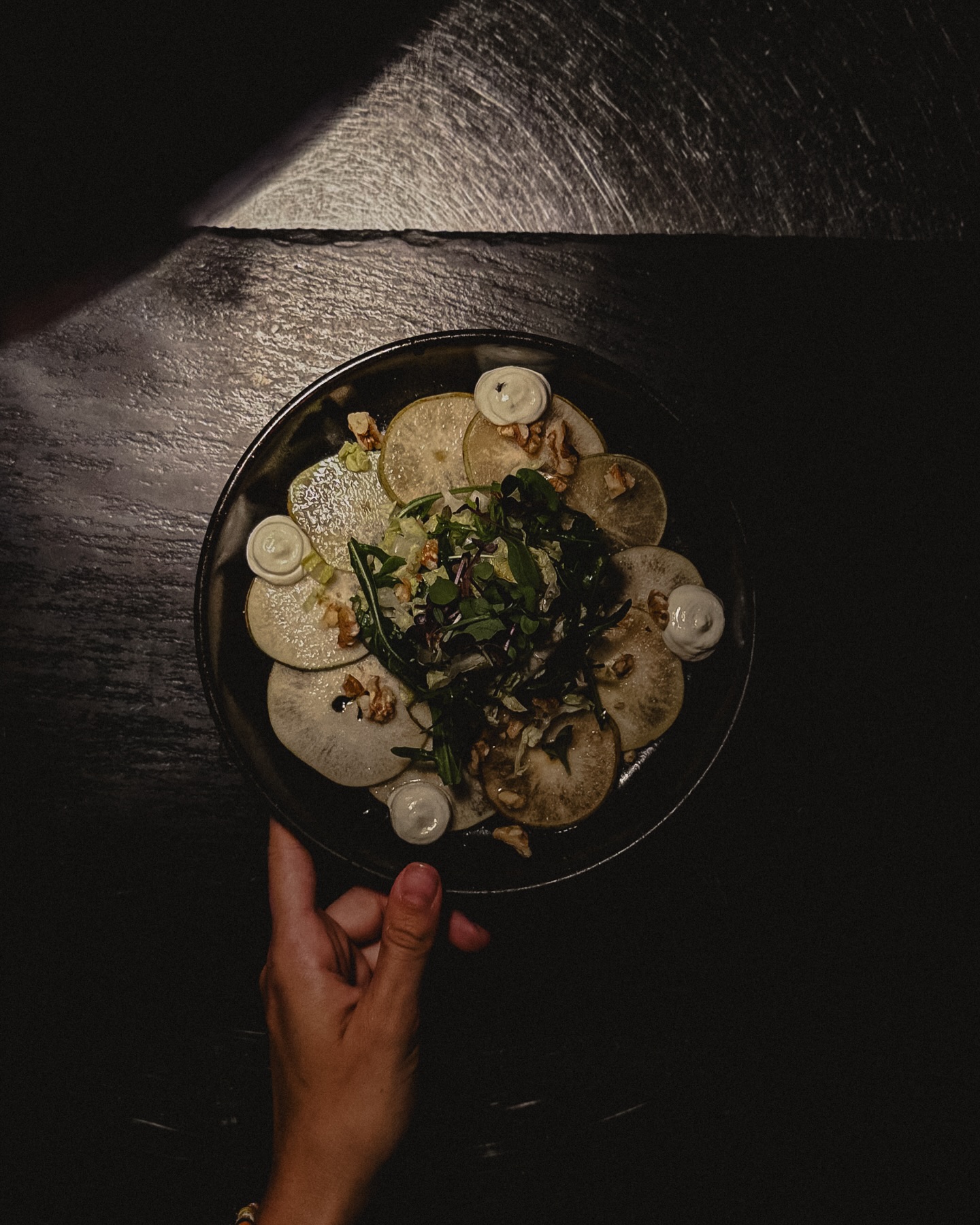 Auch wenn das Wetter heute ein paar Faxen macht, lassen wir uns den Frühling am Teller nicht nehmen! Wie wäre es da also mit einem Birnencarpaccio zur Vorspeise ? 🍐 Mit zarter Gorgonzolacreme, Pflücksalat und Walnüssen.
#starter #vorspeise #artofplating #restaurantpassau #restaurant #zwo20passau #vegetarian