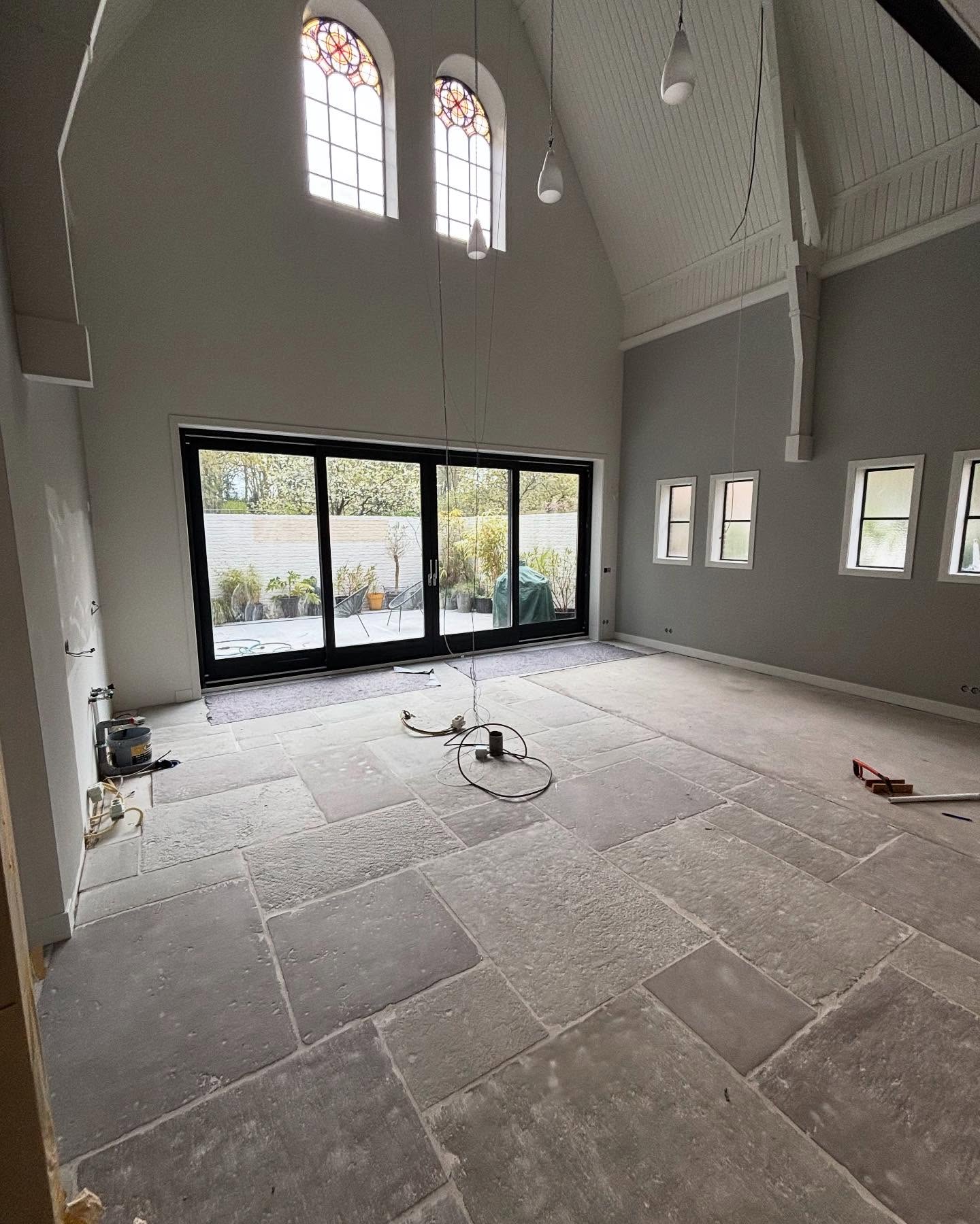 In een prachtige kerk in Loosdrecht hebben we mooie vloeren gelegd in de keuken, hal, trapportaal en tevens buiten in de patio. De tegels zijn van RawStones type Abbey outsiders voor buiten en type Waaltjes en Abbey xxl voor binnen. Met deze tegels is het authentieke gevoel die in de kerk heerste nog steeds voelbaar ! Ben benieuwd naar het eindresultaat straks incl keuken/meubels.