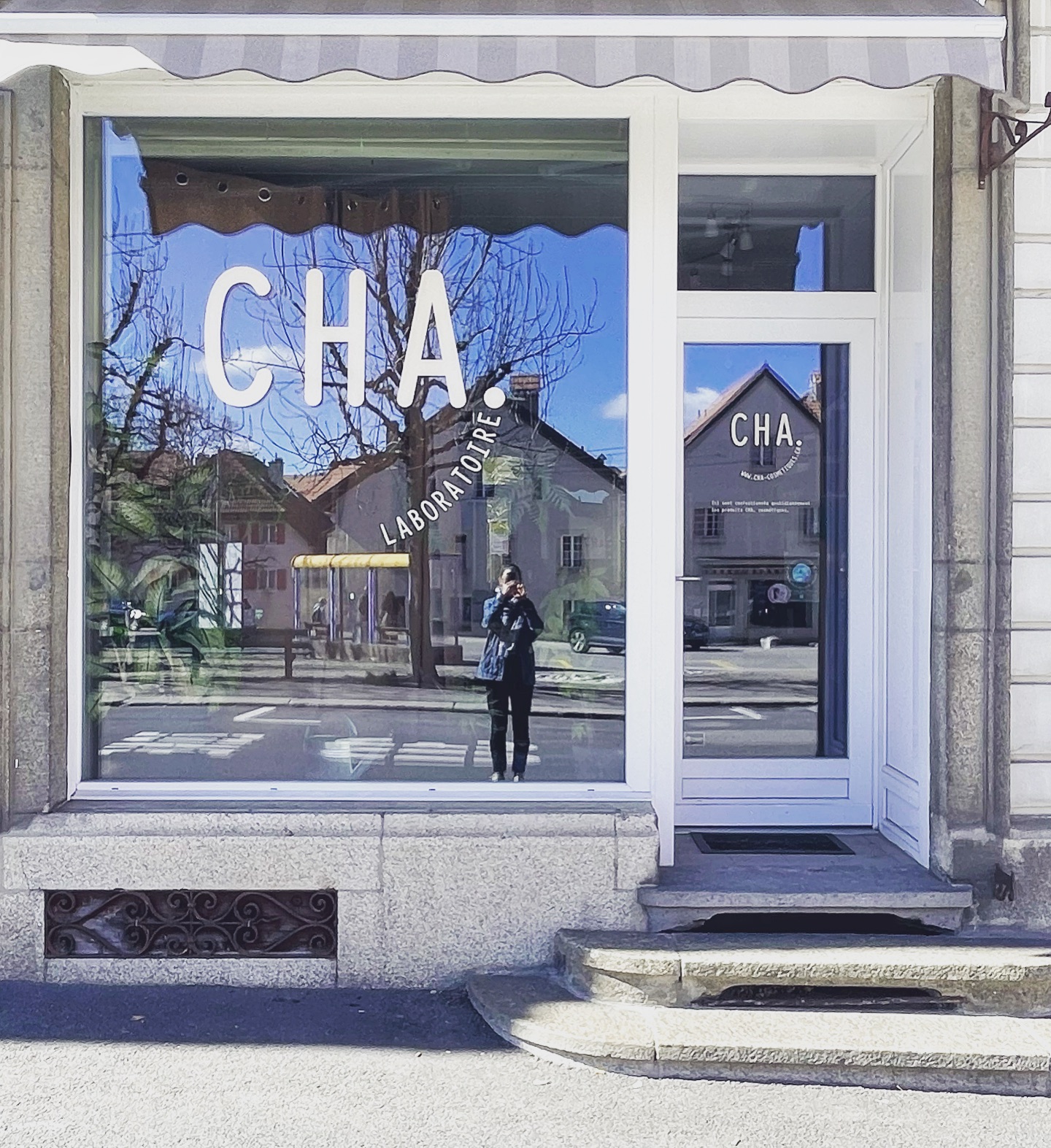 NOĒE BIJOUX DÉMÉNAGE tout prochainement dans ce nouvel écrin !
@cha_cosmetiques s’en va pour de nouveaux horizons & aventures !
Elle souhaitait que le lieu qu’elle a tant aimé voit s’y épanouir une artisane passionnée … c’est chose faite !
Vivement le joli mois de mai 💫
#atelierboutique #métiersdart #2300cdf #noeebijoux #filigrane