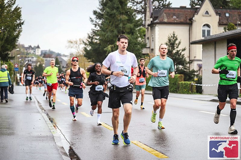 🏁 Zürich Marathon 2025 – Ziel erreicht!
Ich bin zum ersten Mal unter 3:30 gelaufen – und es fühlt sich einfach nur stark an! 🔥
Die Bedingungen waren perfekt: ideales Wetter, gute Stimmung – und ich habe mich von Anfang an gut gefühlt. Aber was dieses Jahr wirklich den Unterschied gemacht hat: meine Verpflegungsstrategie.
💡 Statt mich am Anfang durch die überfüllten Verpflegungsstationen zu kämpfen, hatte ich eigene Gels & Getränke dabei. So konnte ich locker durchziehen und habe erst ab Kilometer 10 die offiziellen Verpflegungen genutzt.
Und die zweite große Veränderung:
👉 Ich habe über das Rennen hinweg 10 Gels genommen – regelmäßig und gezielt.
👉 Mehr isotonische Drinks, weniger Wasser.
👉 Und kaum feste Nahrung wie Riegel oder Bananen.
Das Ergebnis? Kein Energieeinbruch auf den letzten 10 km. Keine Wand. Keine leeren Speicher. Sondern: Konstant Pace gehalten bis ins Ziel.
Ich laufe seit Jahren, aber so fokussiert und kontrolliert war ich selten. Und das Gefühl, mit Kraft ins Ziel zu kommen – unbezahlbar. 🙌