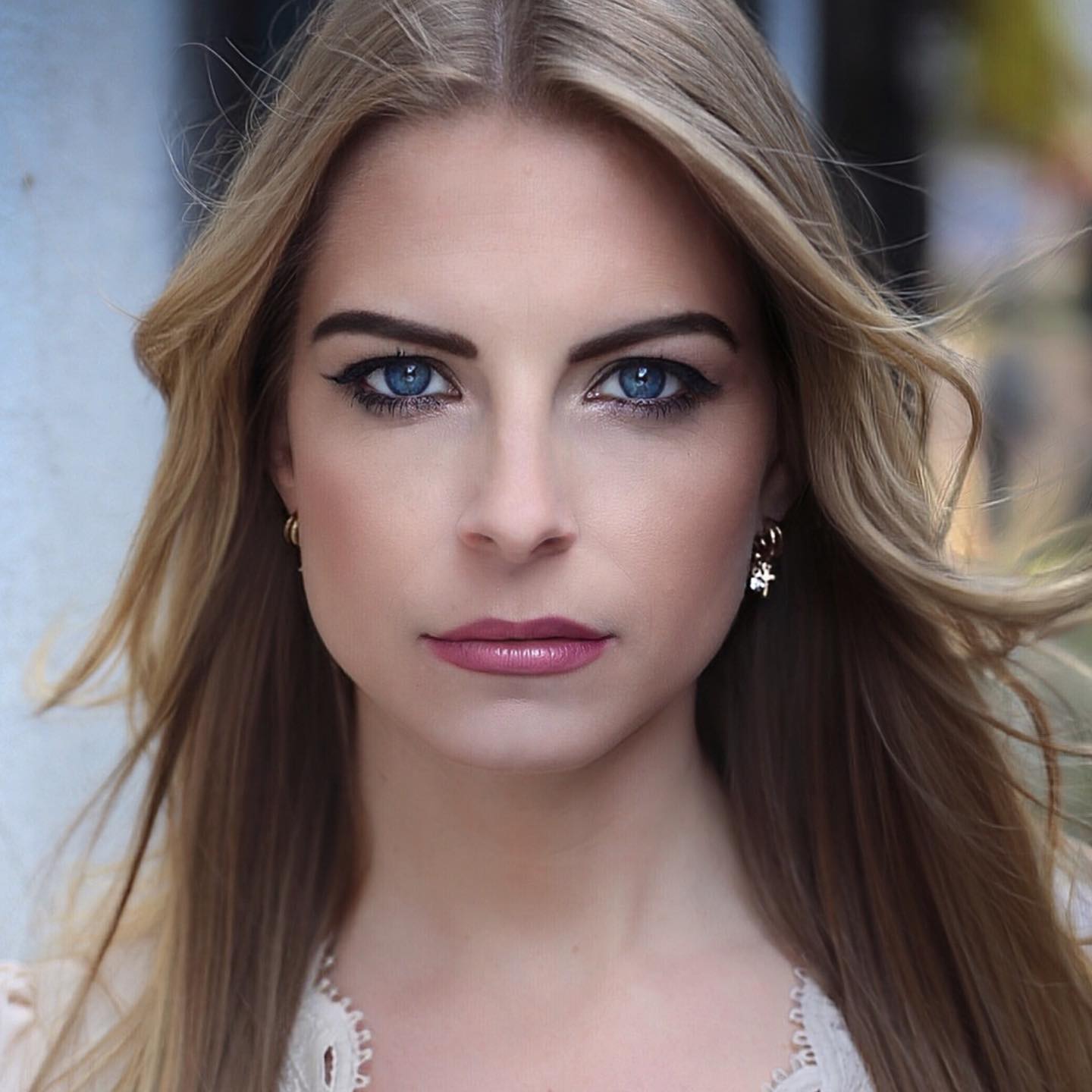 Van naturel naar glam. Glowy skin, gedefinieerde ogen en lippen die spreken 😍
Swipe naar rechts voor de before look!
Welke look kies jij vandaag: naturel of glam?
Fotograaf: @capturedby_usphotography
#softglameyes #neutralmakeup #glowmakeup #naturalmakeup #makeuplook #beautycontent #subtleglam #everydayglam #makeuplover #softglamvibes #flawlessskin